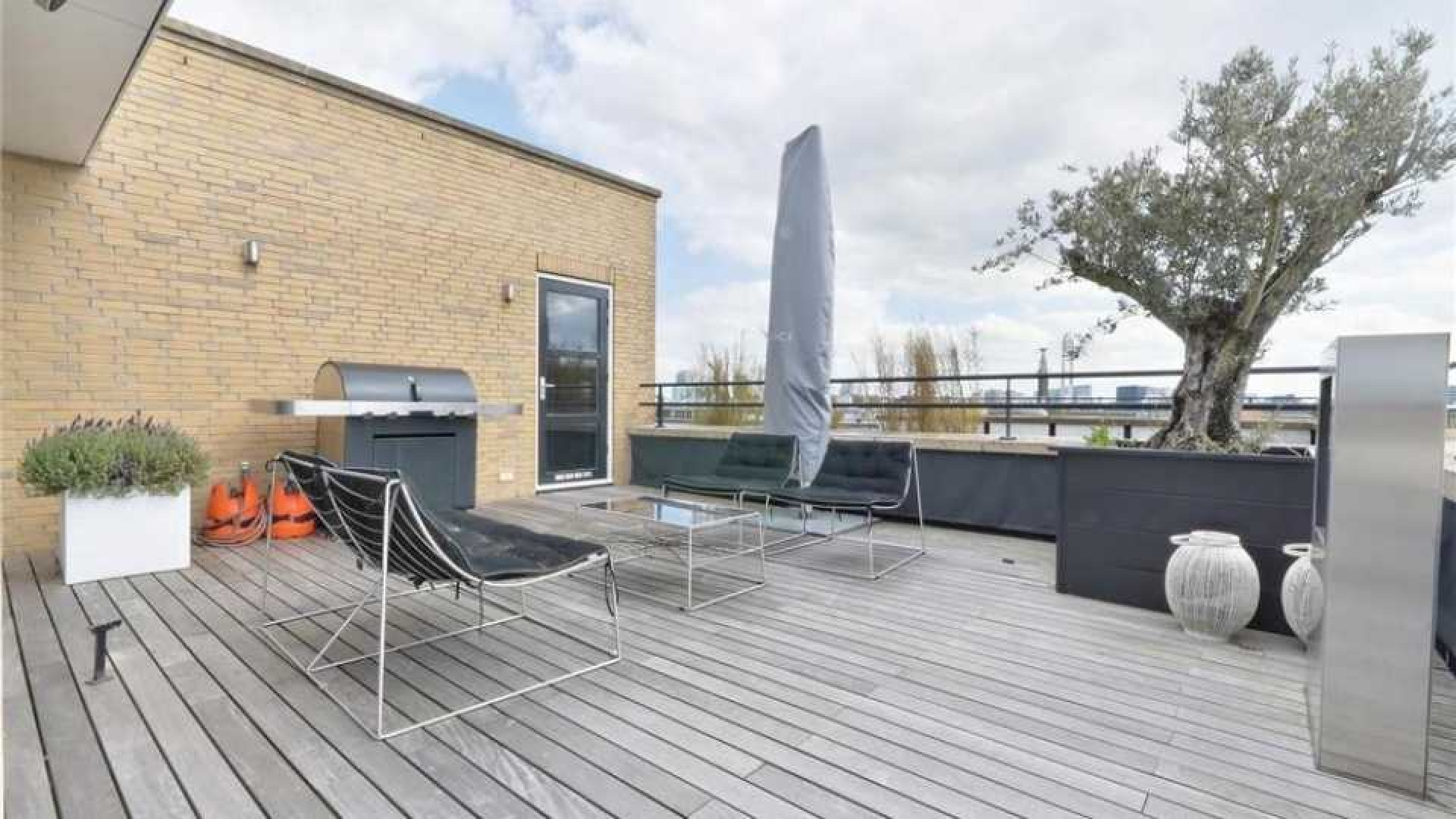 Voetballer John Heitinga zet zijn zeer luxe penthouse te koop. Zie foto's 16