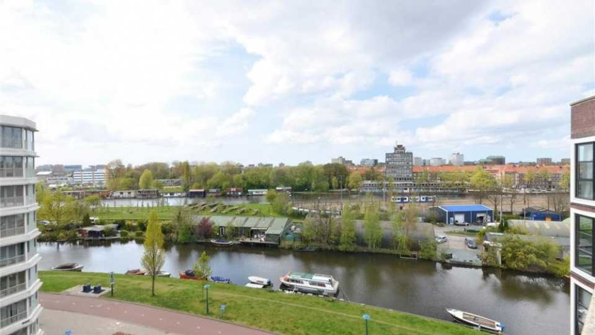 Voetballer John Heitinga zet zijn zeer luxe penthouse te koop. Zie foto's 17