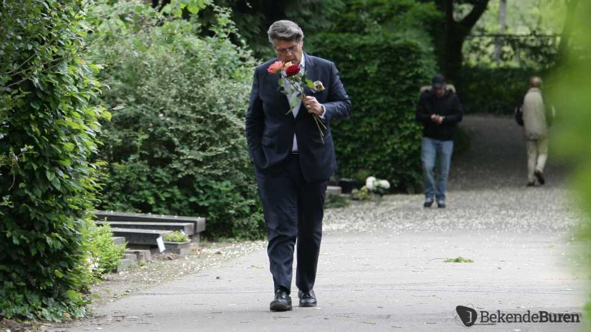 Emile Ratelband bezoekt eenzaam en verdrietig het graf van Gitta. Zie exclusieve foto's 1