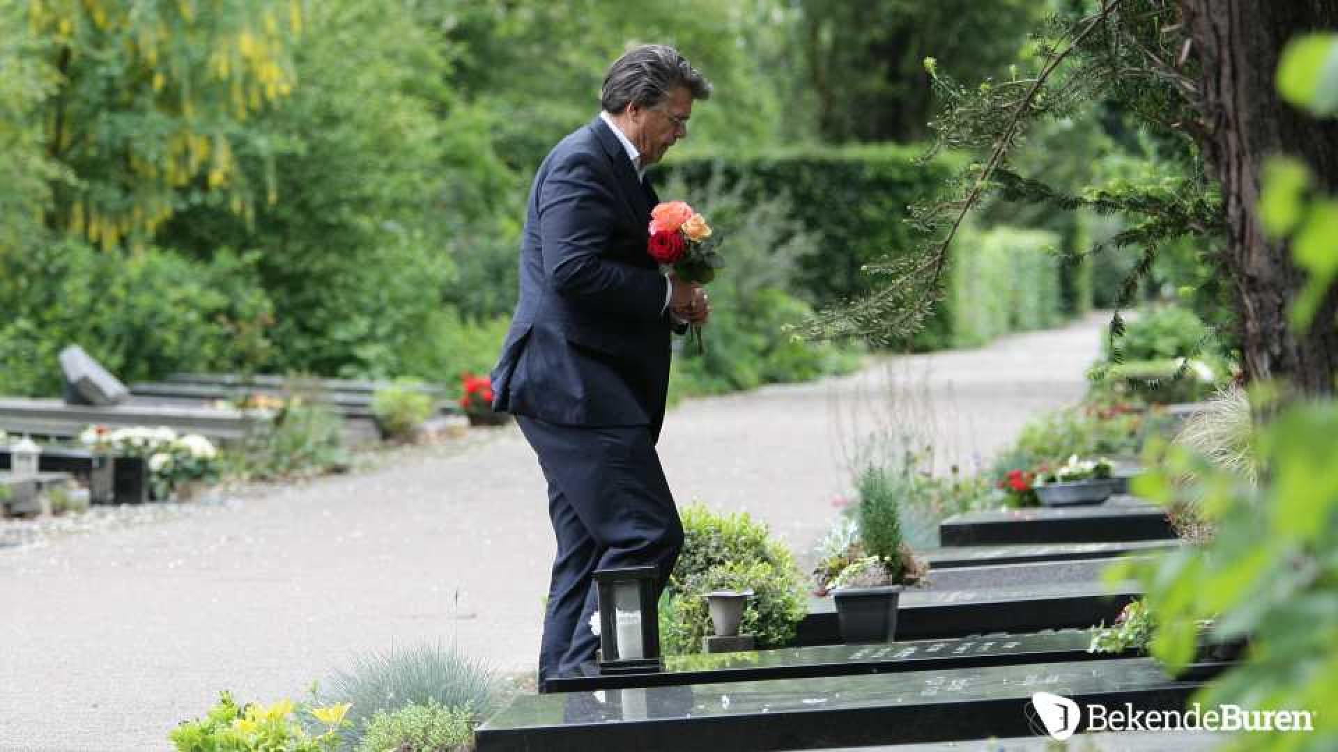 Emile Ratelband bezoekt eenzaam en verdrietig het graf van Gitta. Zie exclusieve foto's