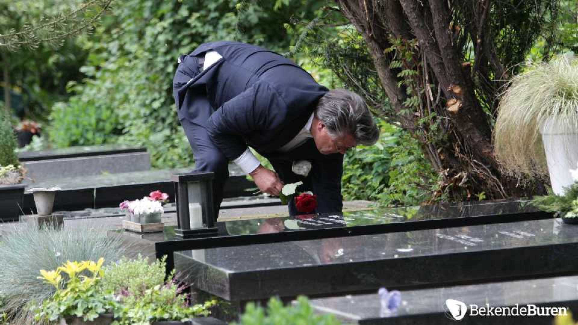 Emile Ratelband bezoekt eenzaam en verdrietig het graf van Gitta. Zie exclusieve foto's