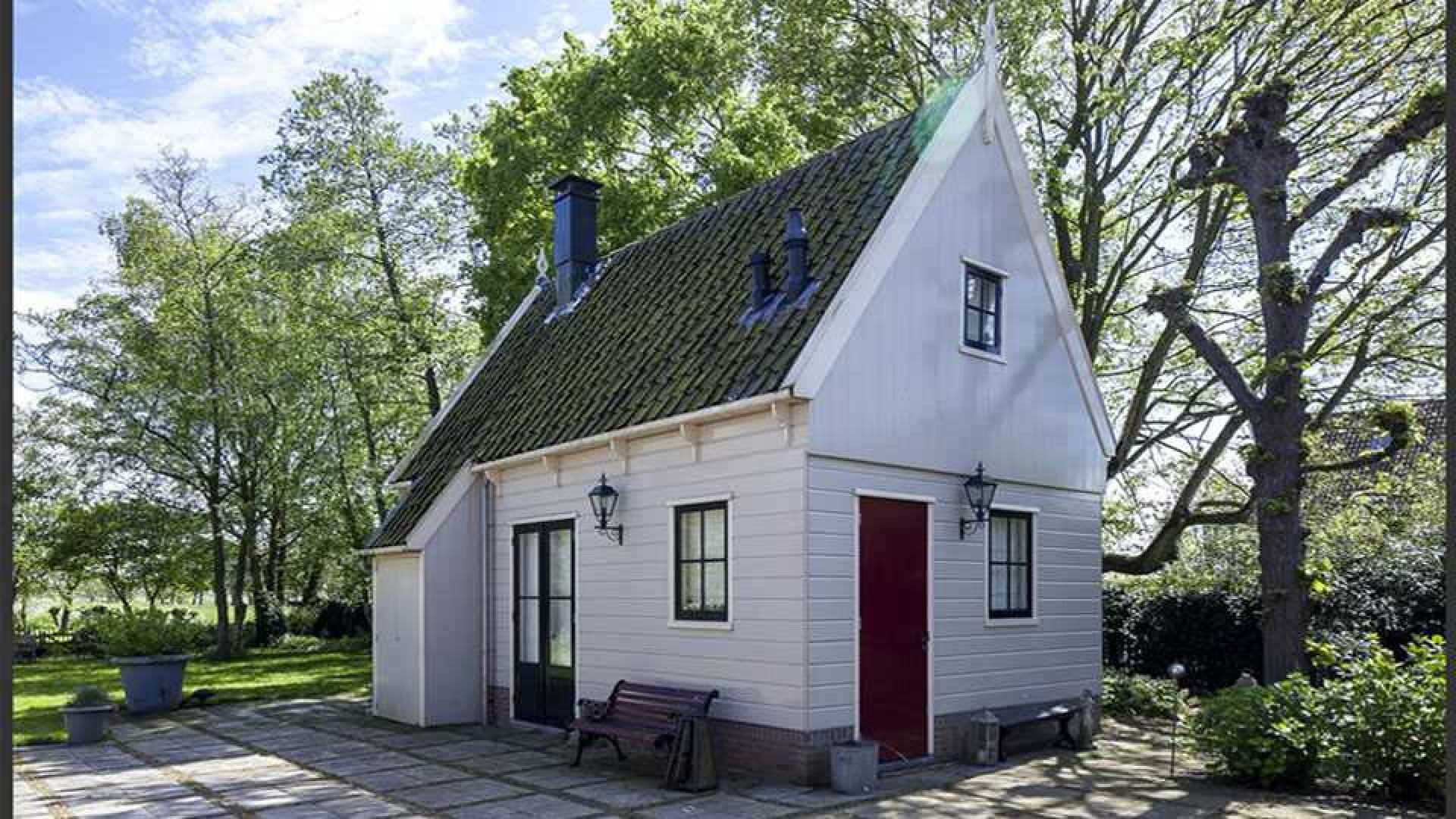 Trijntje Oosterhuis zet haar prachtige landelijke villa te koop. Zie foto's