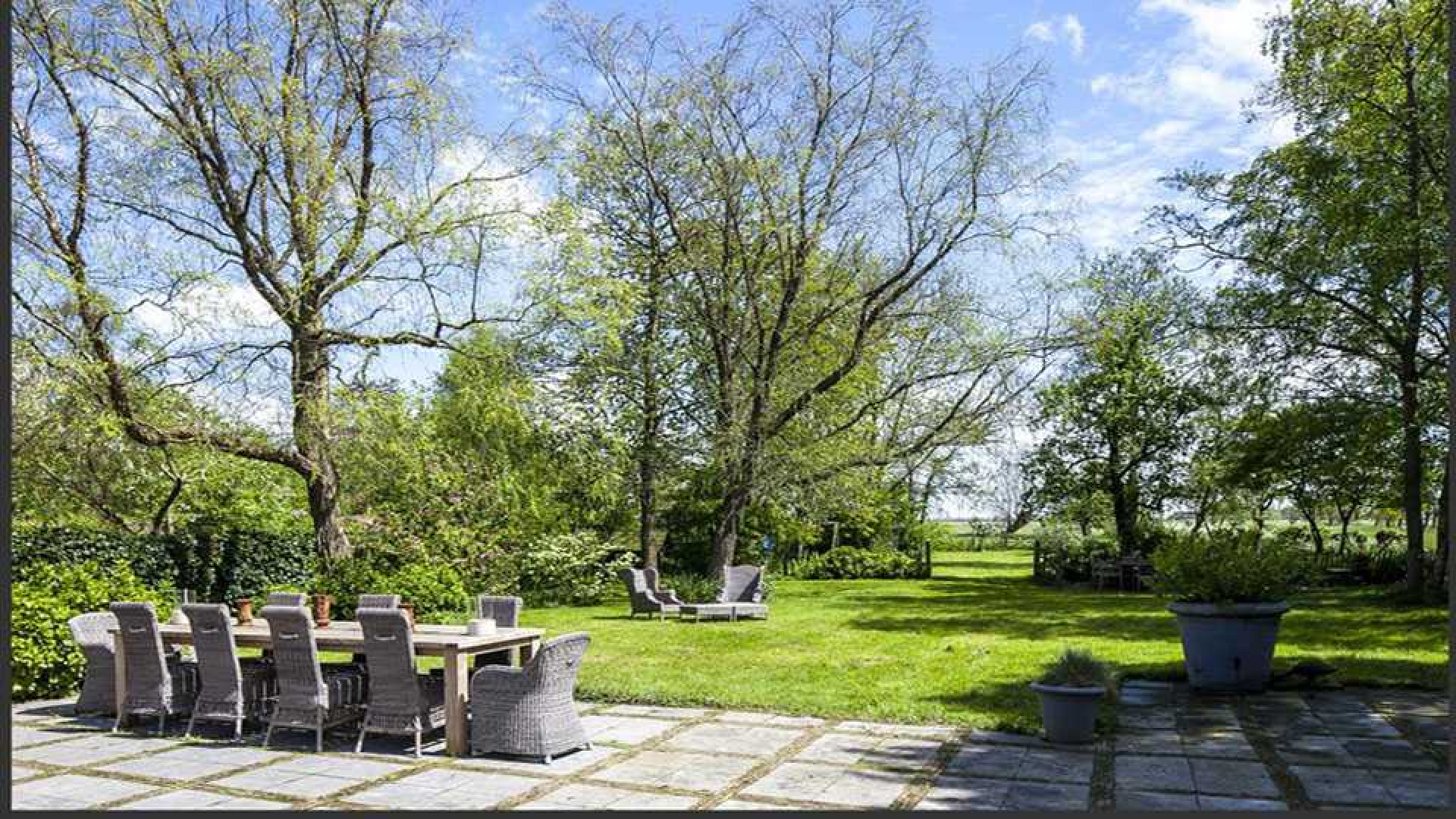 Trijntje Oosterhuis haalt haar woonboerderij uit de verkoop. Zie foto's 3