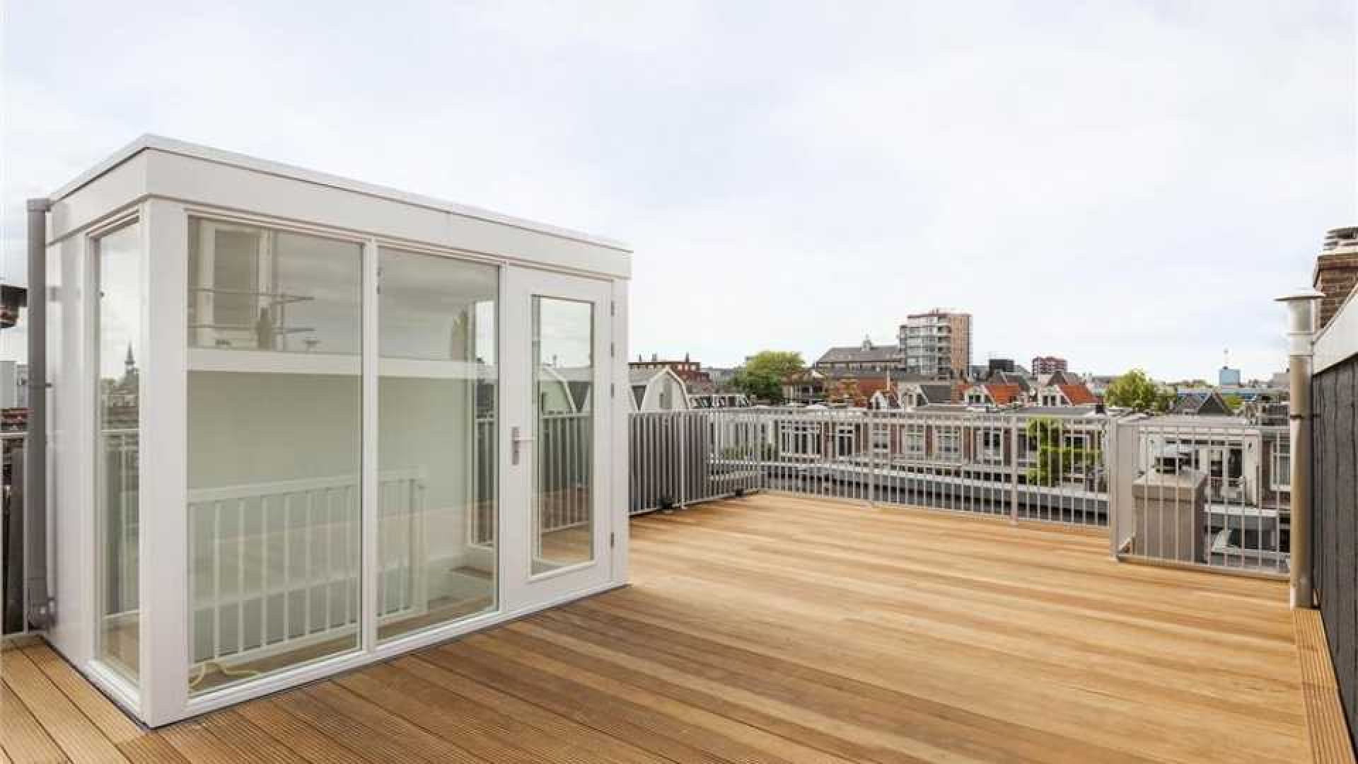 Prins Bernhard jr. verkoopt zijn dubbele bovenhuis in Amsterdam. Zie foto's
