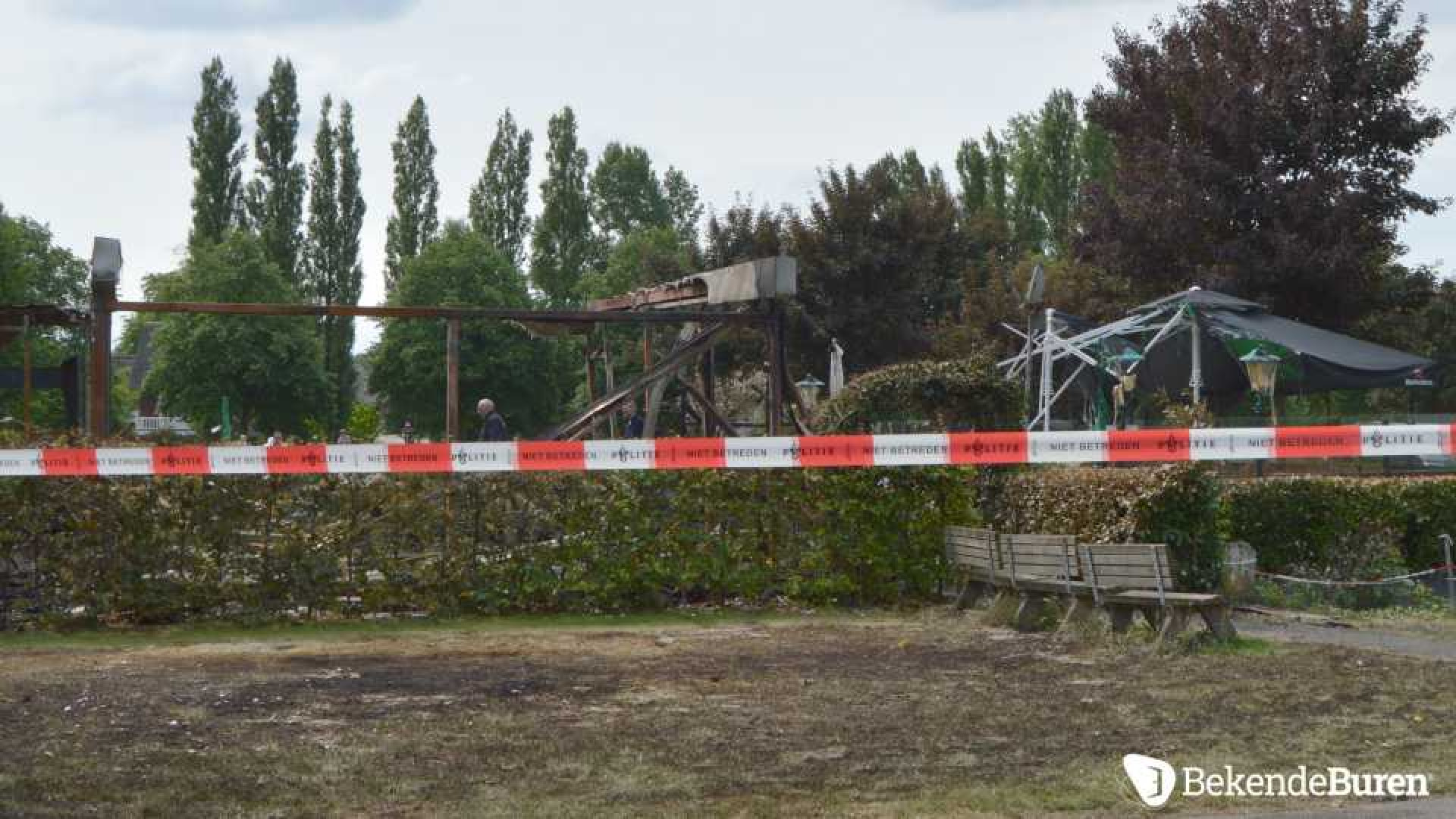 Dit is er na de brand over van de brasserie van Dre Hazes zijn schoonfamilie. Zie exclusieve foto's 10