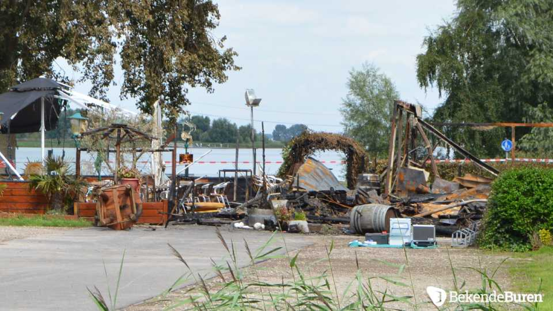 Dit is er na de brand over van de brasserie van Dre Hazes zijn schoonfamilie. Zie exclusieve foto's 4