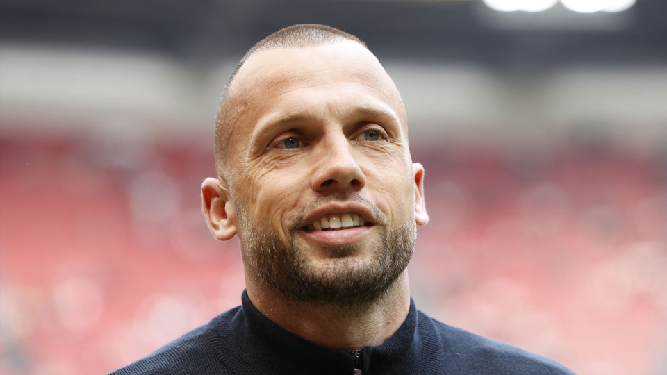 Ex topvoetballer en assistent trainer van Liverpool John Heitinga zet voor miljoenen zijn pand in Amsterdam Zuid te koop.  Zie foto's