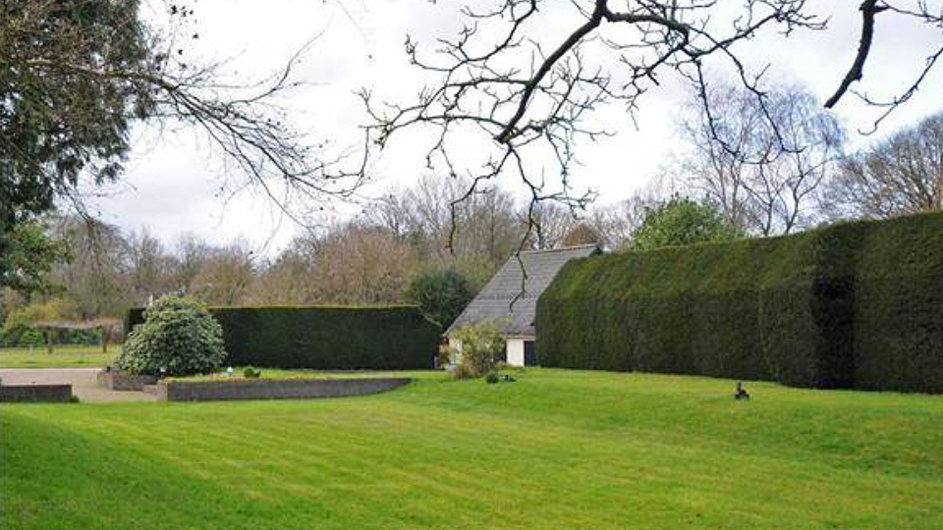 Tekstschrijver Koningslied John Ewbank koopt miljoenen villa in het Gooi. Zie foto's 7