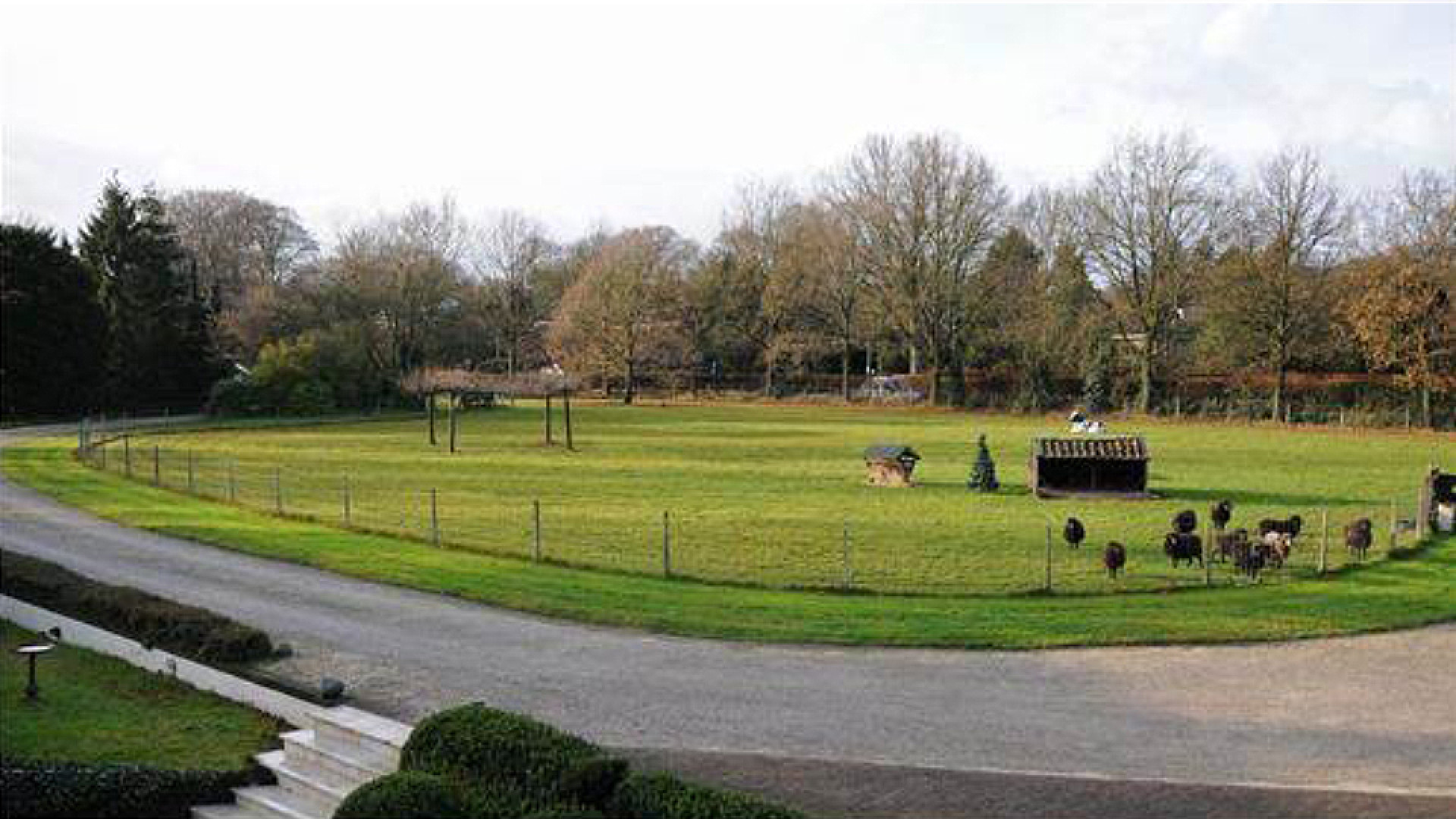 Tekstschrijver Koningslied John Ewbank koopt miljoenen villa in het Gooi. Zie foto's 9