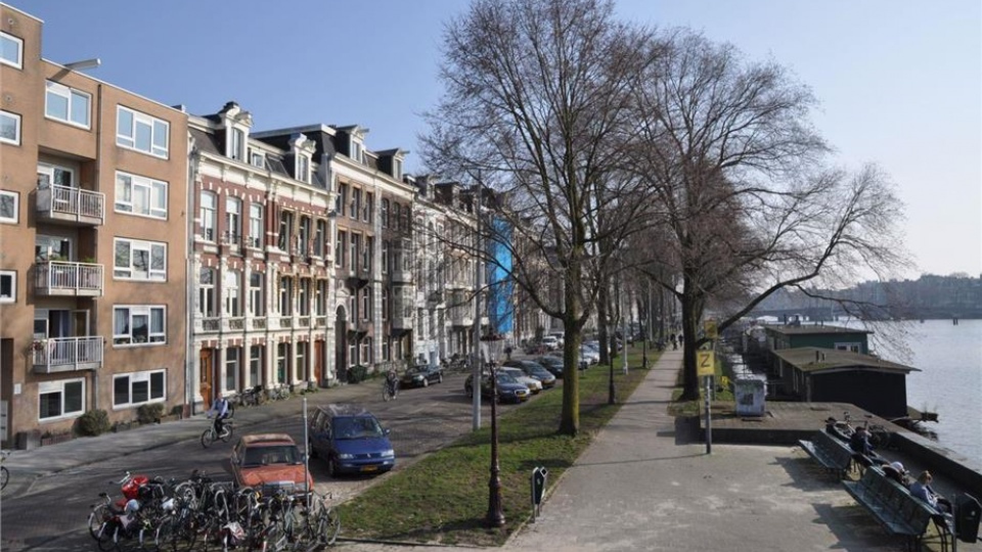 Barry Stevens koopt appartement met uitzicht op de Amstel. Zie foto's