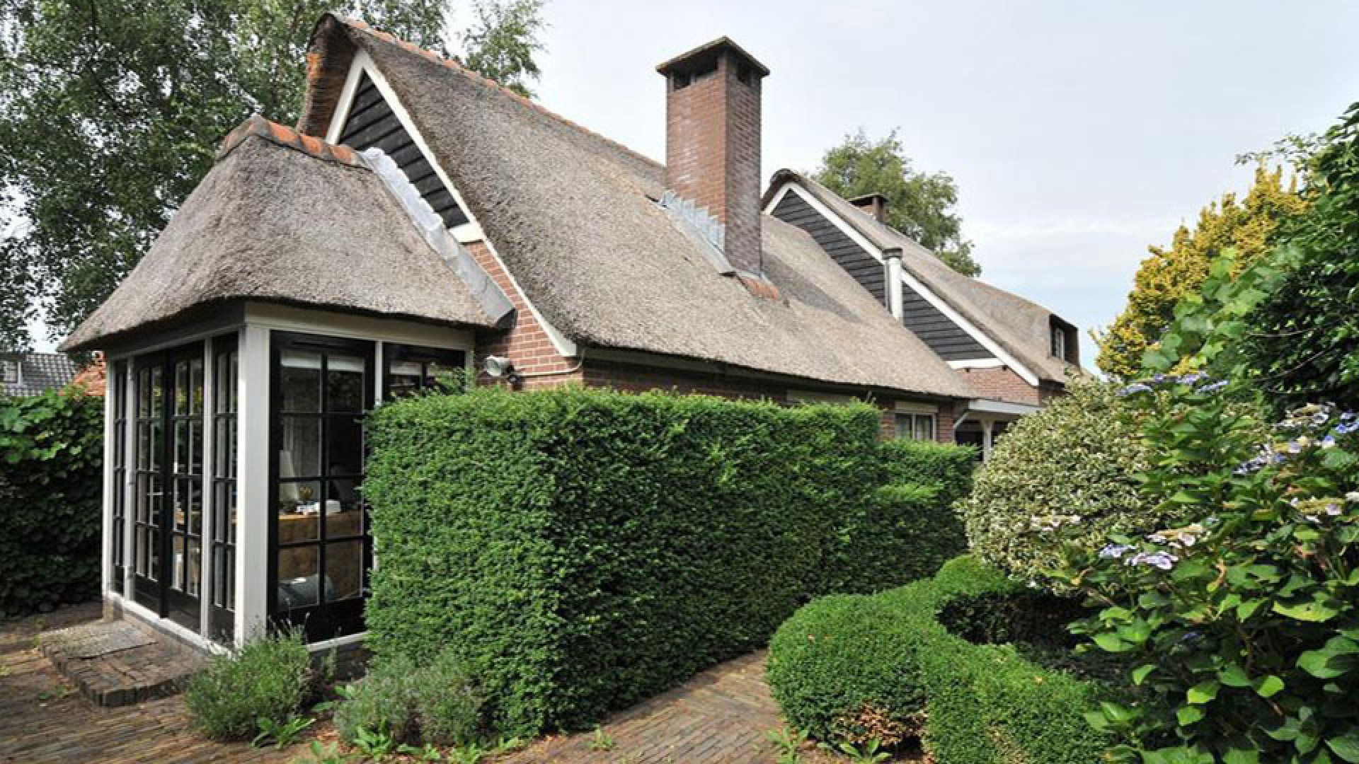 Rosanna Kluivert haalt haar Gooise villa uit de verkoop. Zie foto's 10
