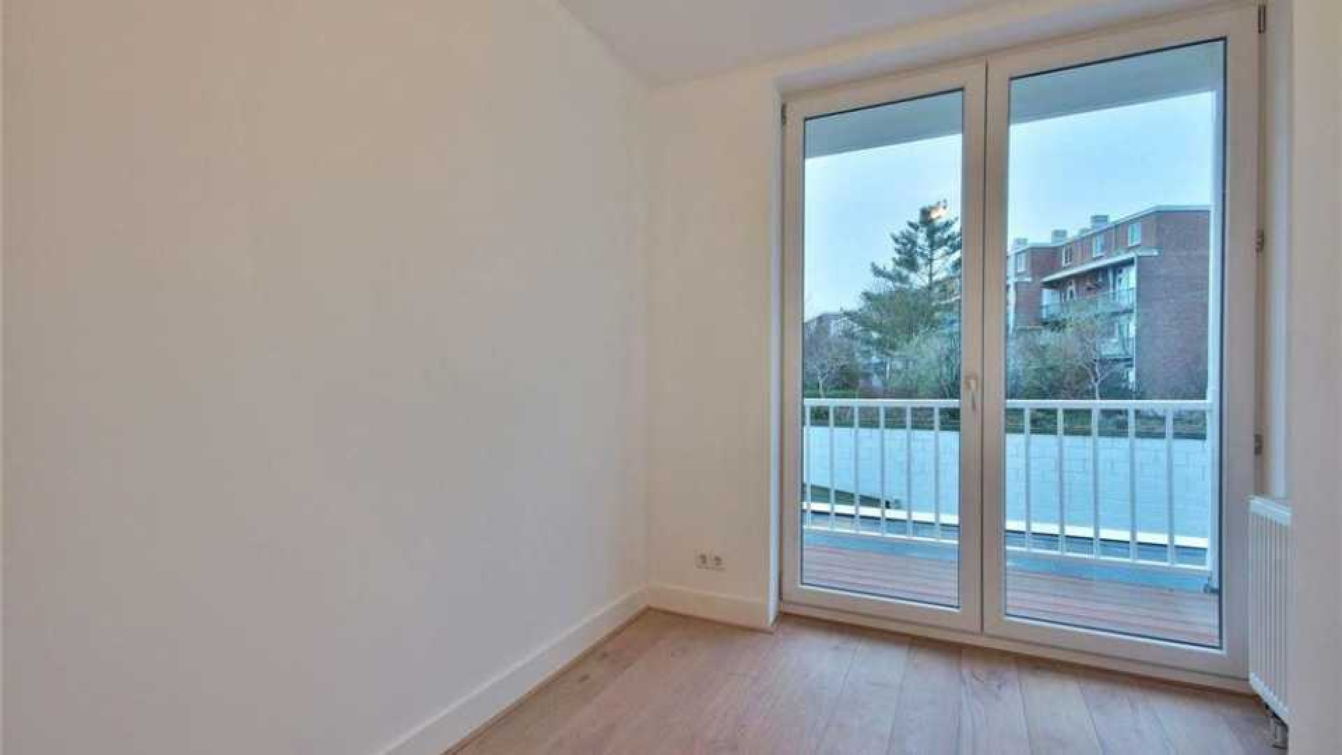 Bondscoach Danny Blind koopt appartement met uitzicht op de Amstel. Zie foto's