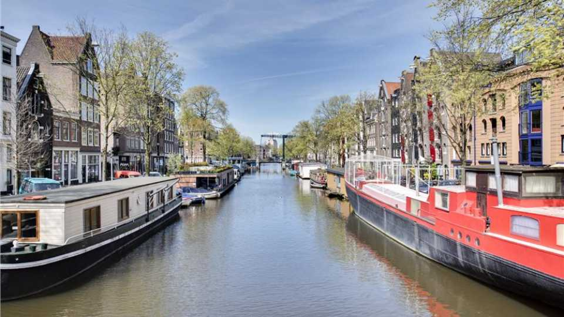 Radio 538  DJ Sander Lantinga zet zijn knusse Amsterdamse appartement te koop. Zie foto's