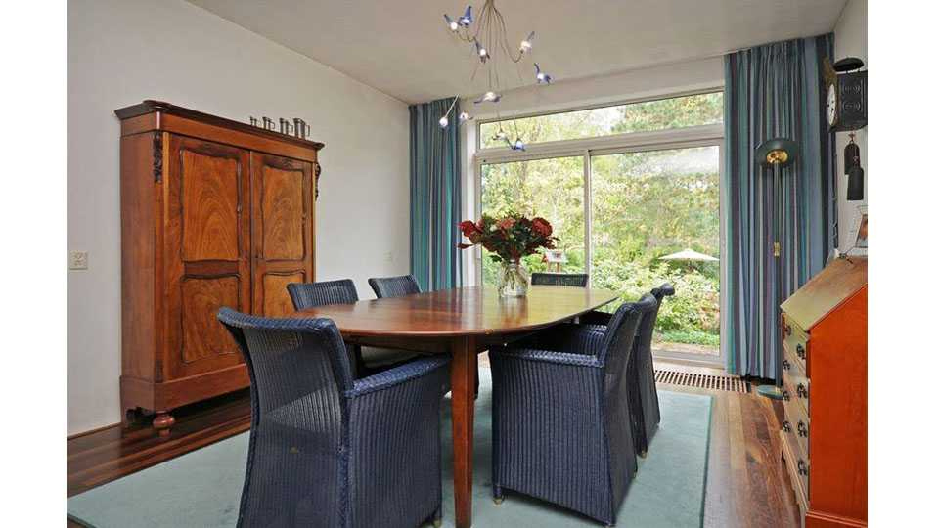 Cas Jansen koopt familiehuis in Amstelveen. Zie foto's