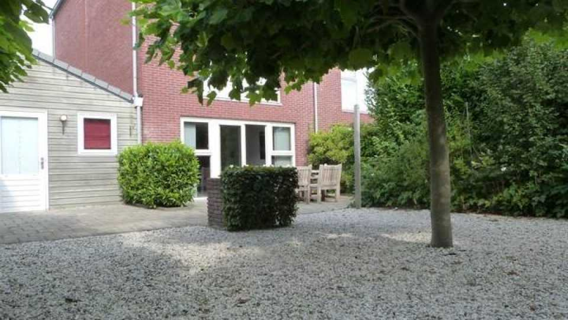 Erwin Kroll zet zijn twee onder een kapwoning in Lelystad te koop. Zie foto's 17