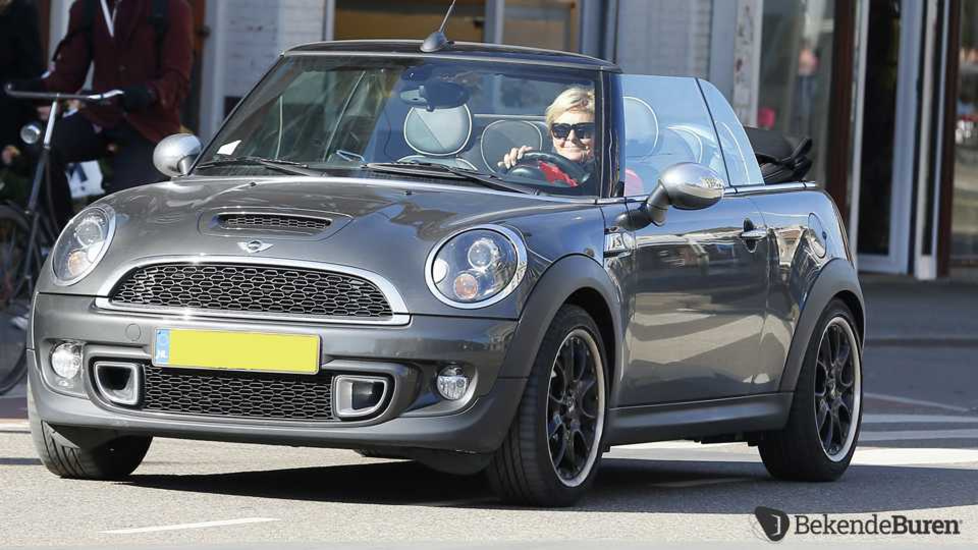 In deze Mini Cooper S Cabrio maakt Caroline Tensen de straten onveilig. Zie exclusieve foto's 1