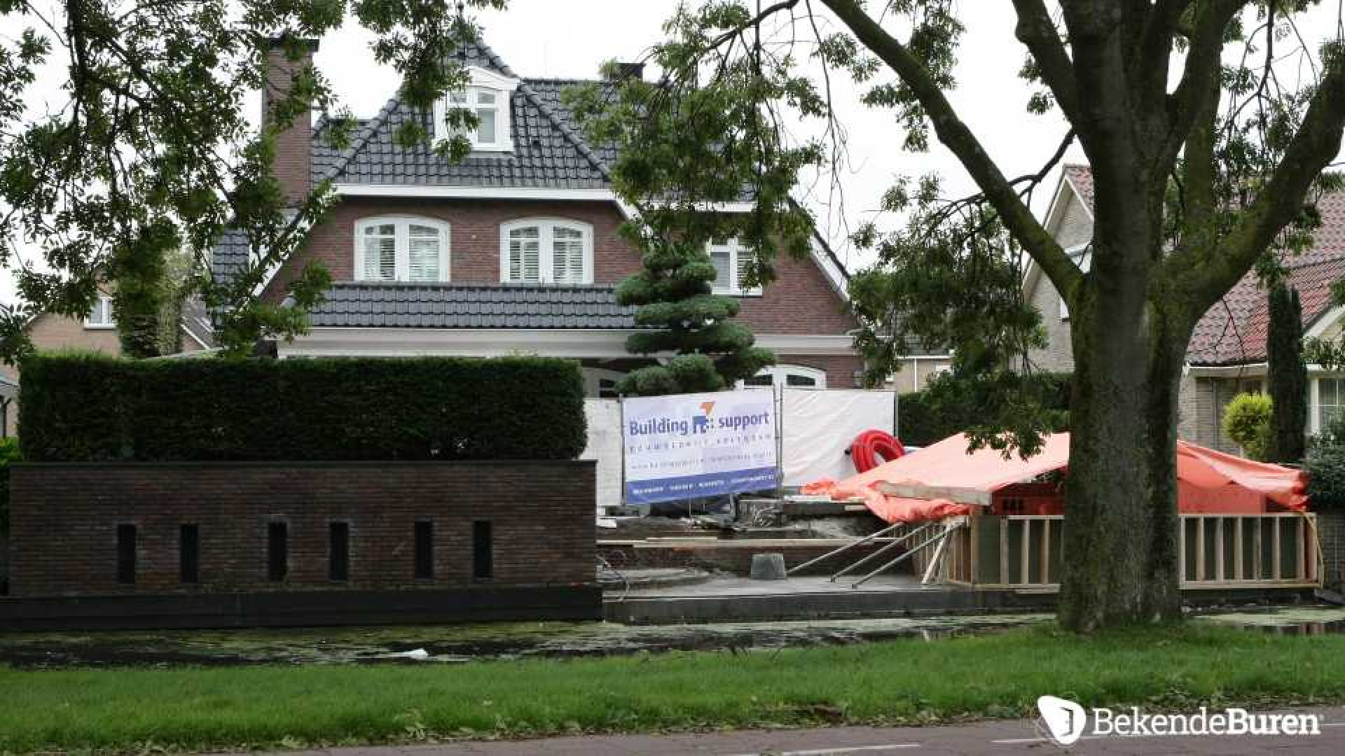 Jan Smit druk aan het verbouwen. Zie foto's 2