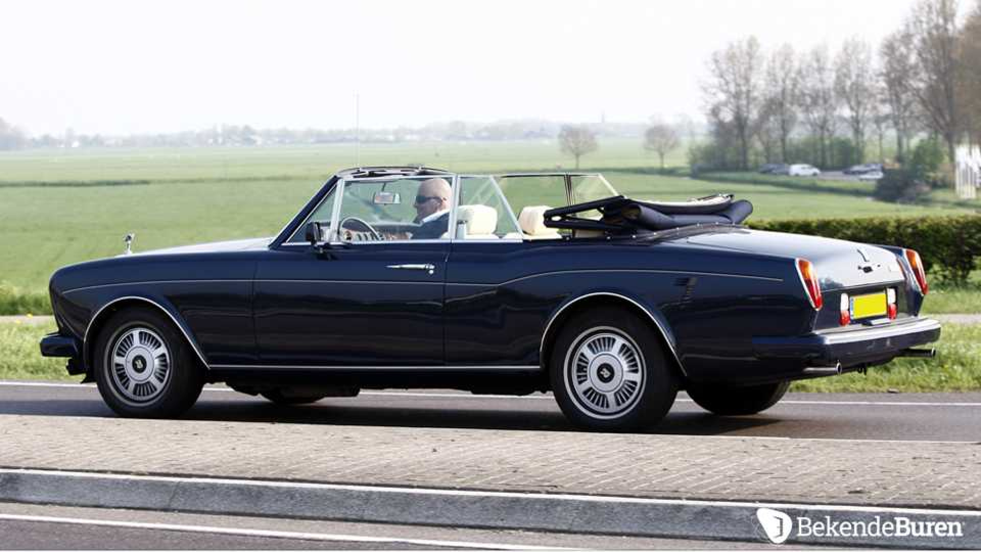 Jack van gelder rijdt in deze Rolls Royce Corniche 2