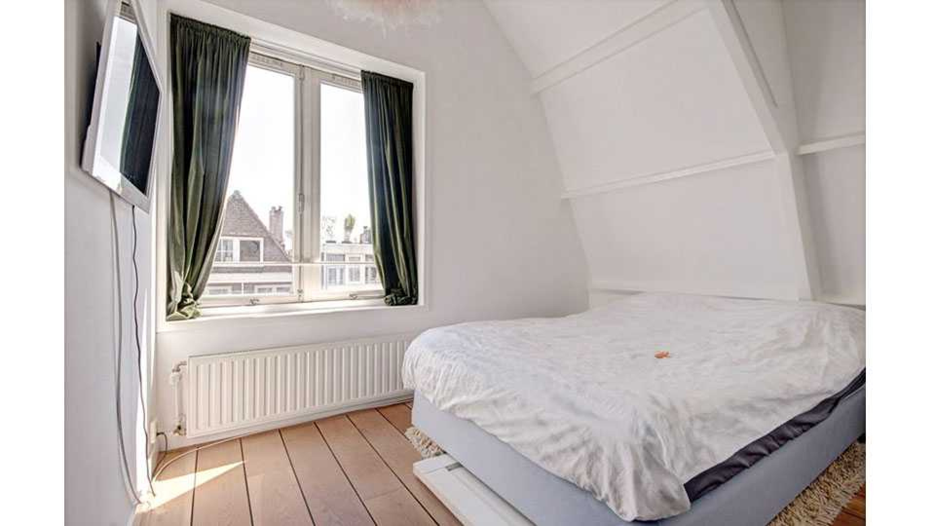 Stacey Rookhuizen zet haar mini penthouse in de Jordaan te koop. Zie foto's 13