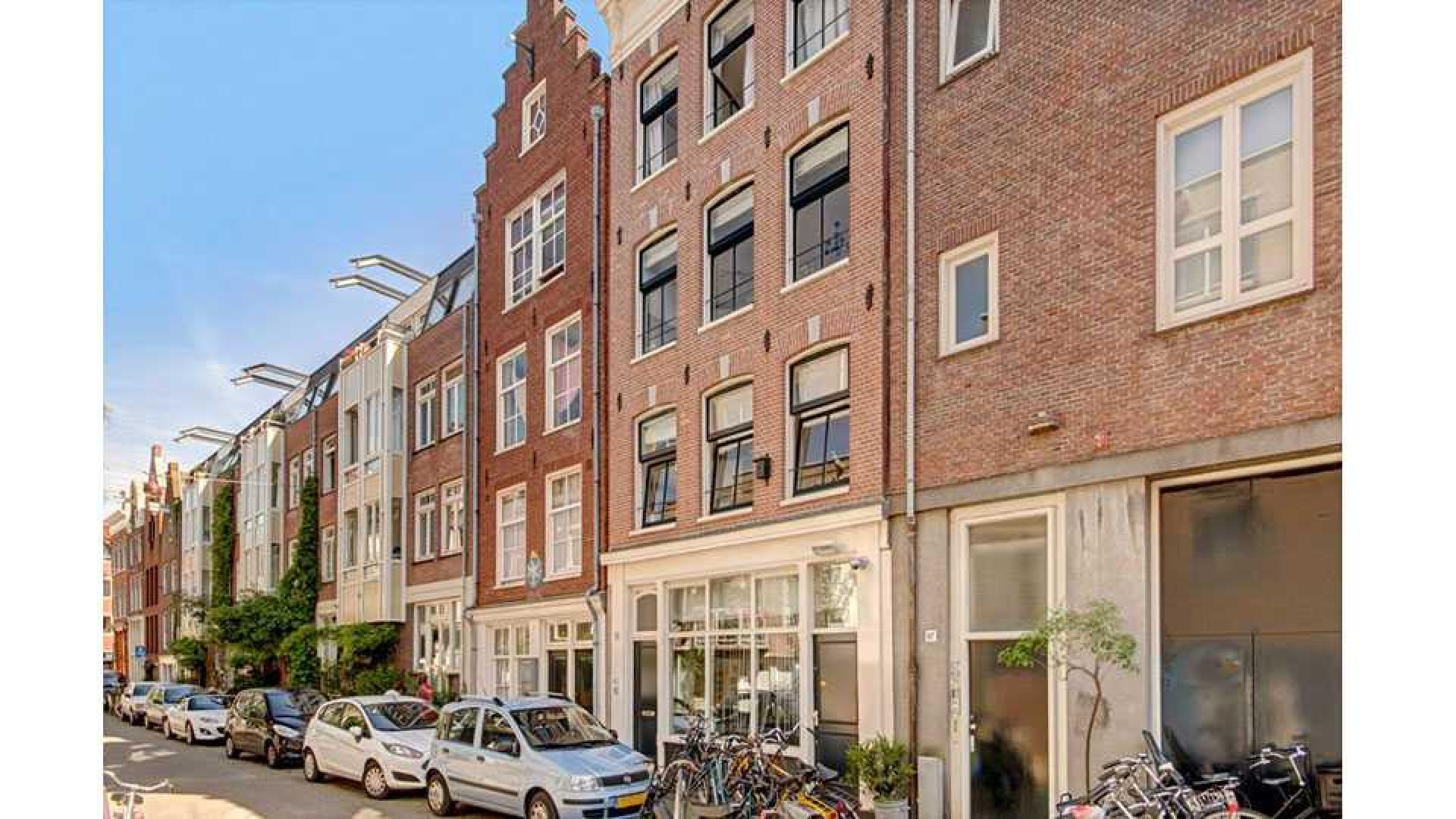 Stacey Rookhuizen zet haar mini penthouse in de Jordaan te koop. Zie foto's 2