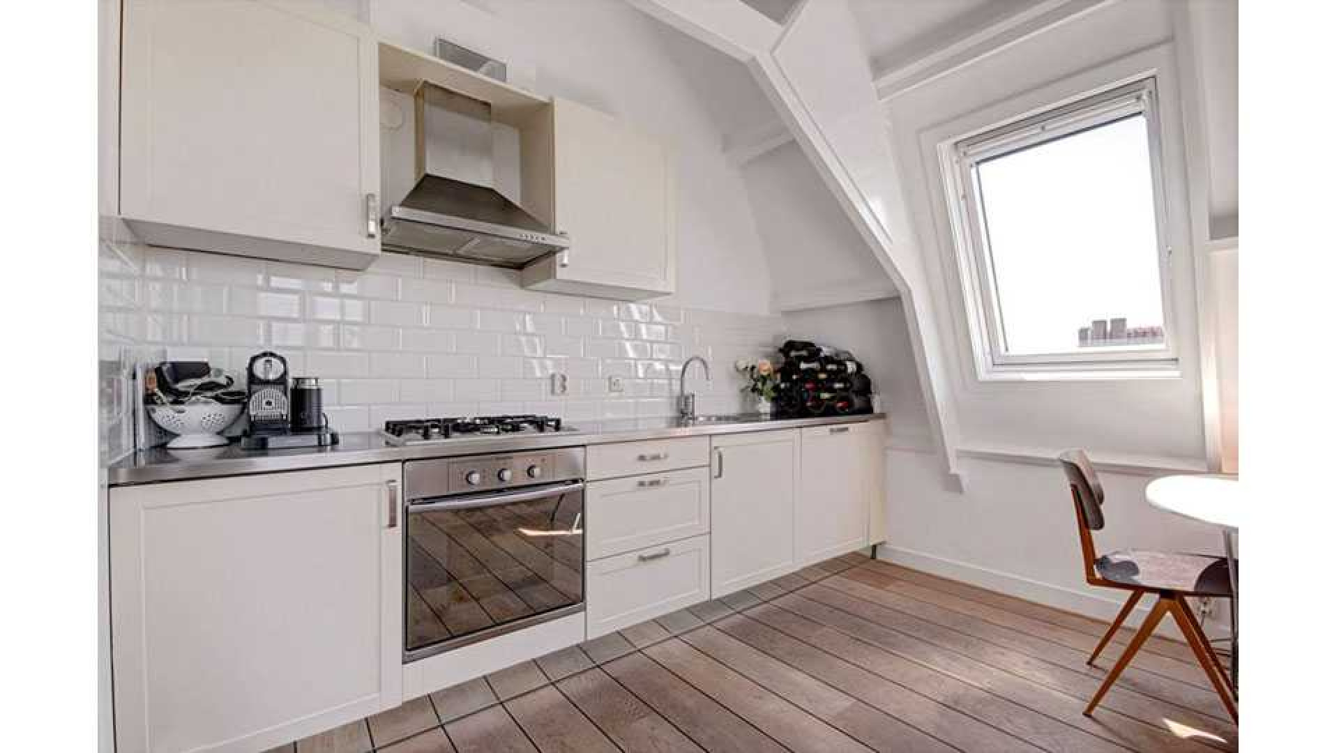 Stacey Rookhuizen zet haar mini penthouse in de Jordaan te koop. Zie foto's 3