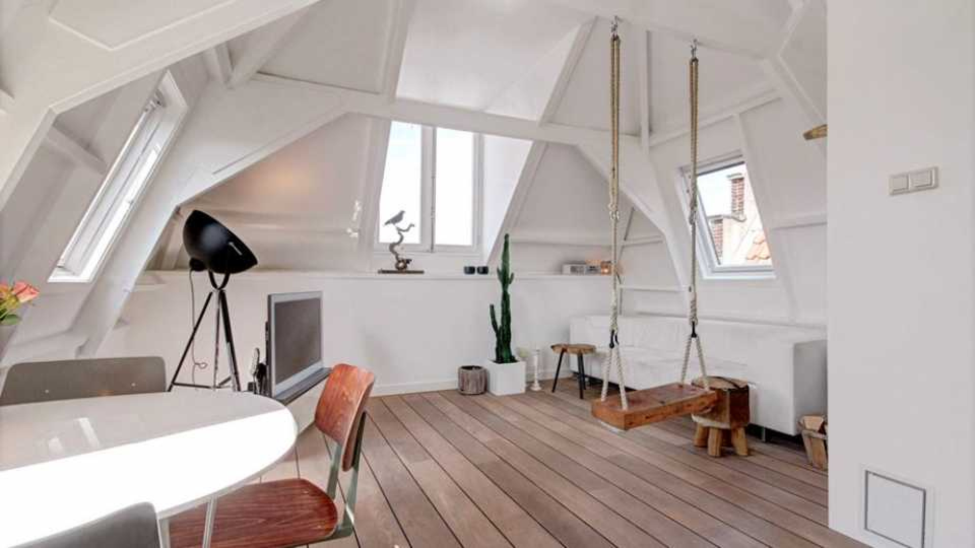 Stacey Rookhuizen zet haar mini penthouse in de Jordaan te koop. Zie foto's 4