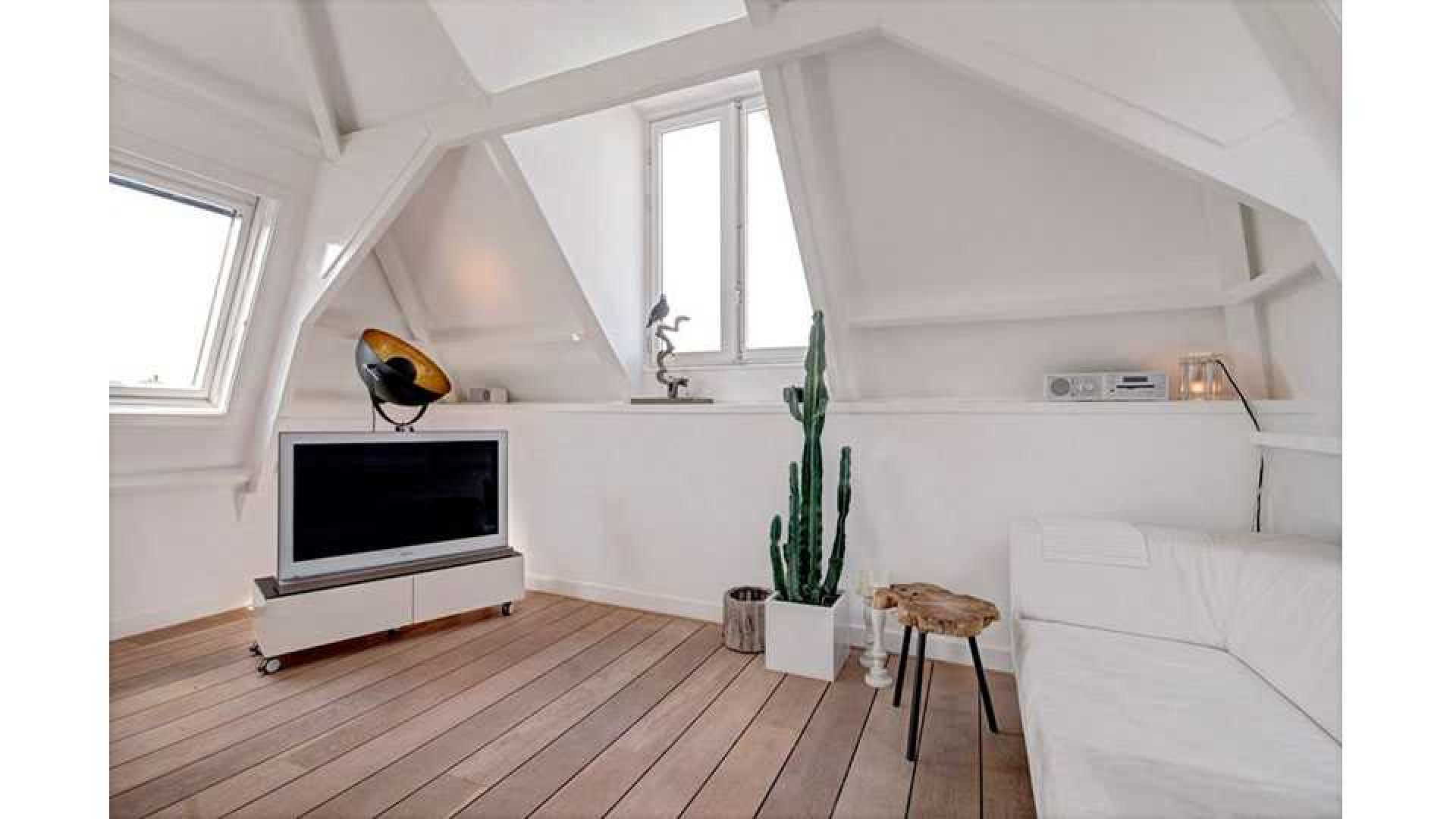 Stacey Rookhuizen zet haar mini penthouse in de Jordaan te koop. Zie foto's 5