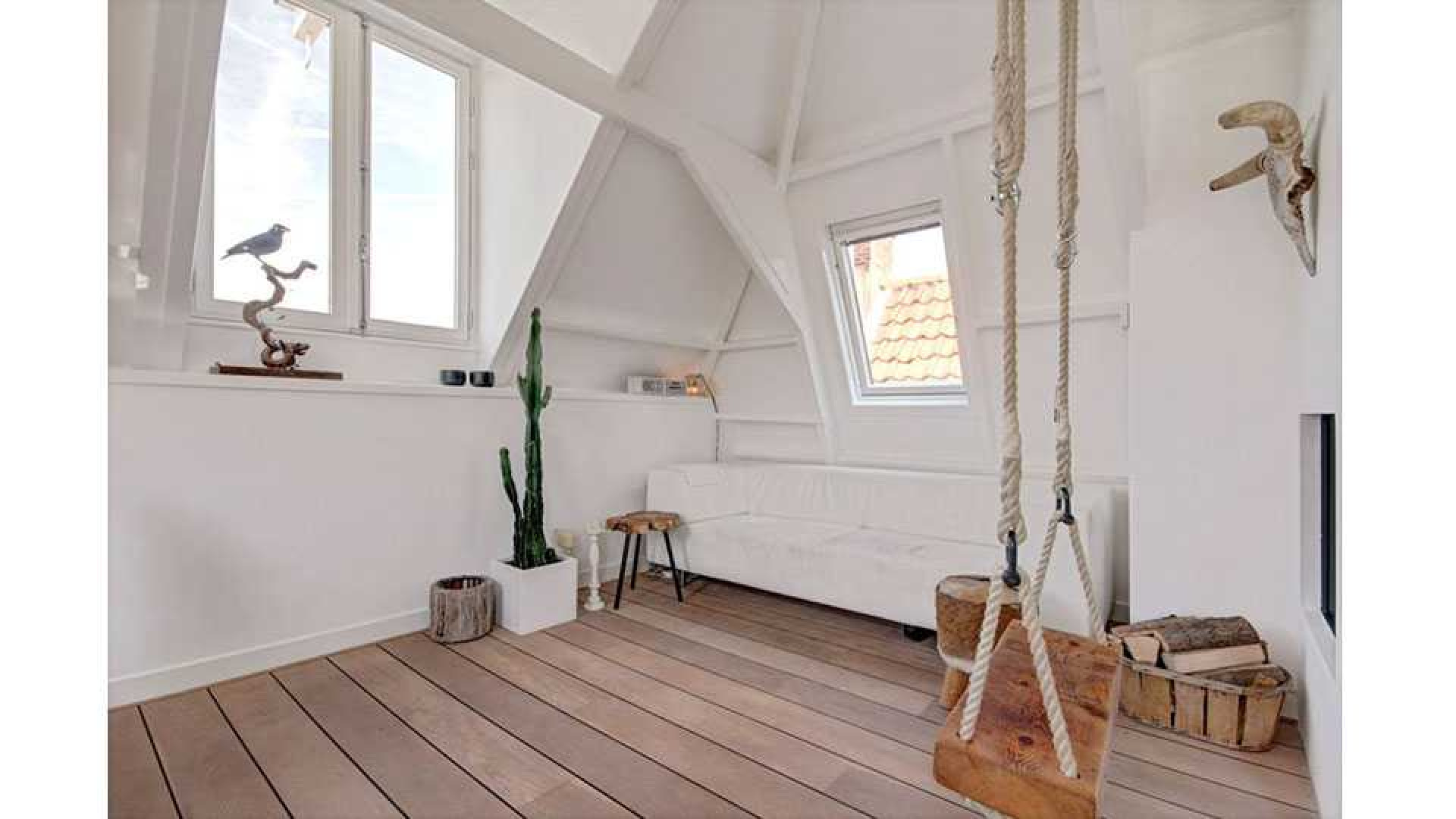 Stacey Rookhuizen zet haar mini penthouse in de Jordaan te koop. Zie foto's 8