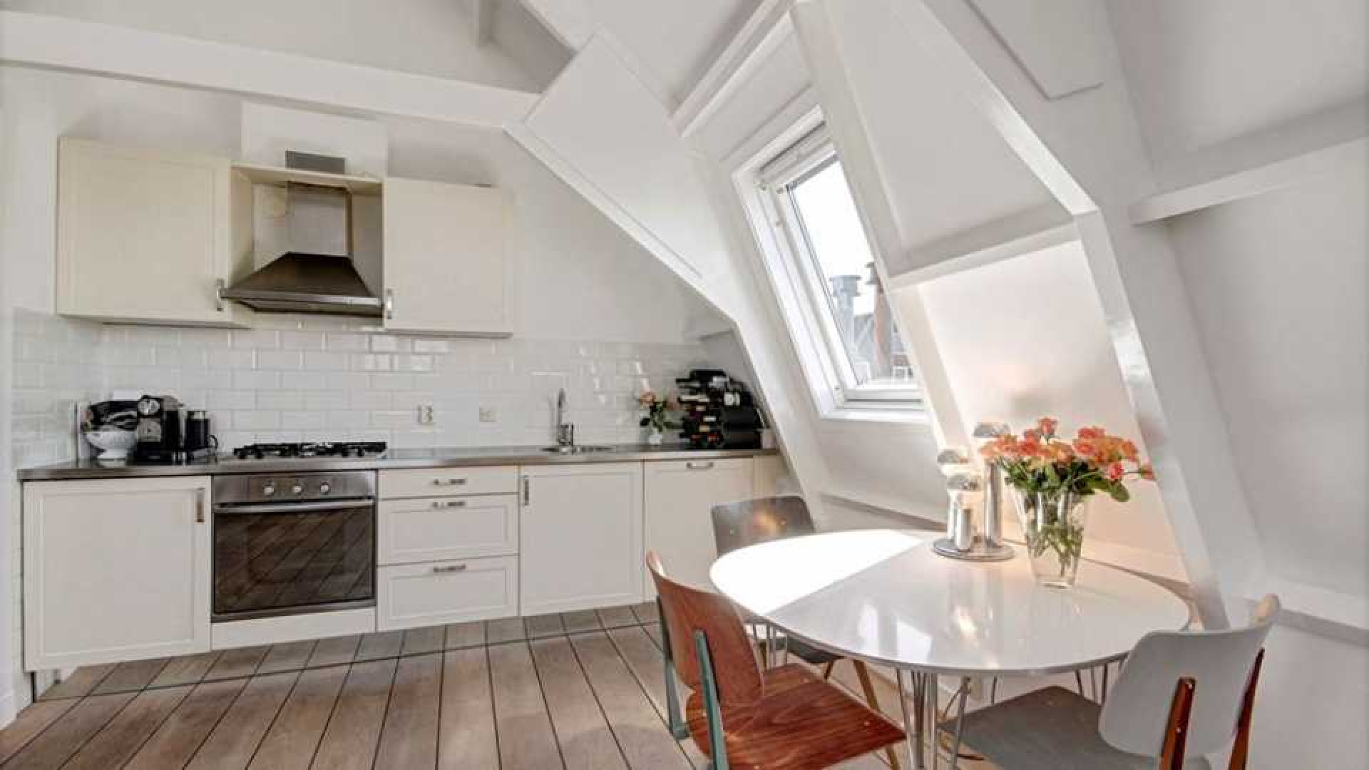 Stacey Rookhuizen zet haar mini penthouse in de Jordaan te koop. Zie foto's 9