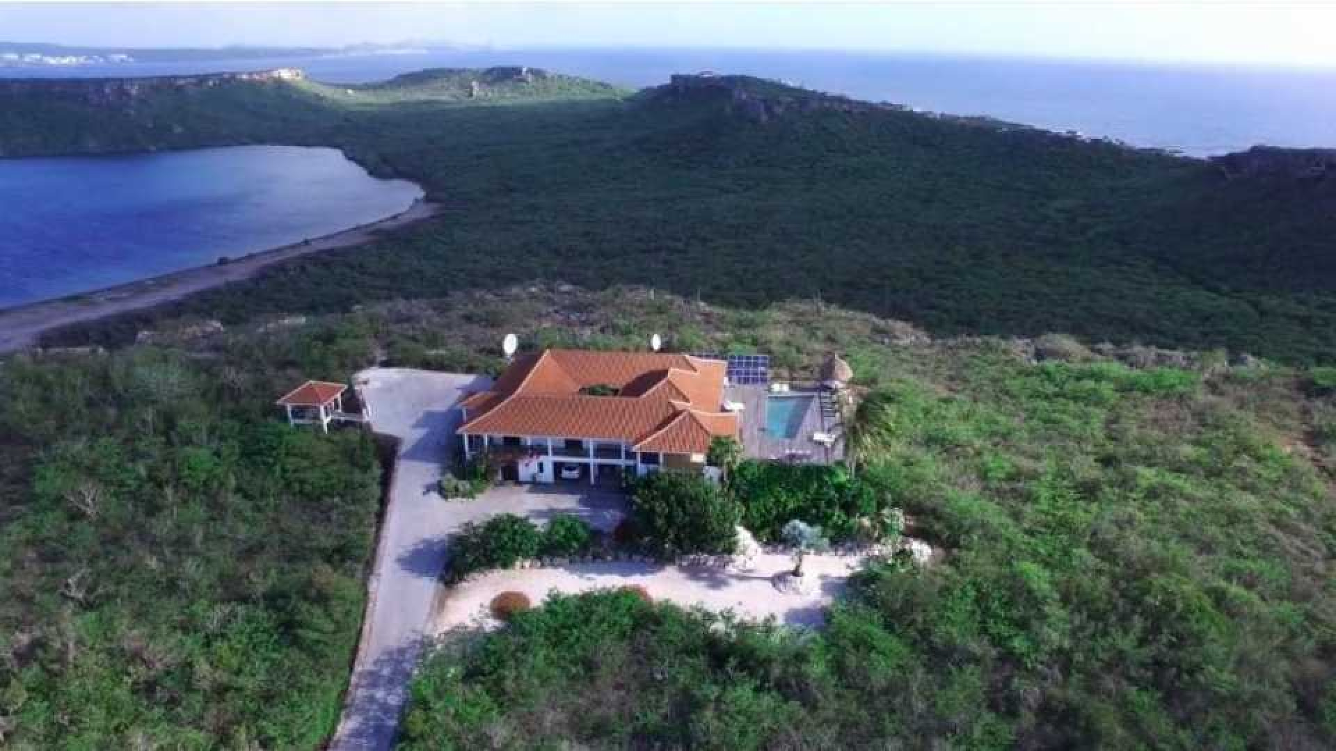 Barry Hay verlaagt vraagprijs van zijn miljoenen villa op Curacao. Zie foto's 1