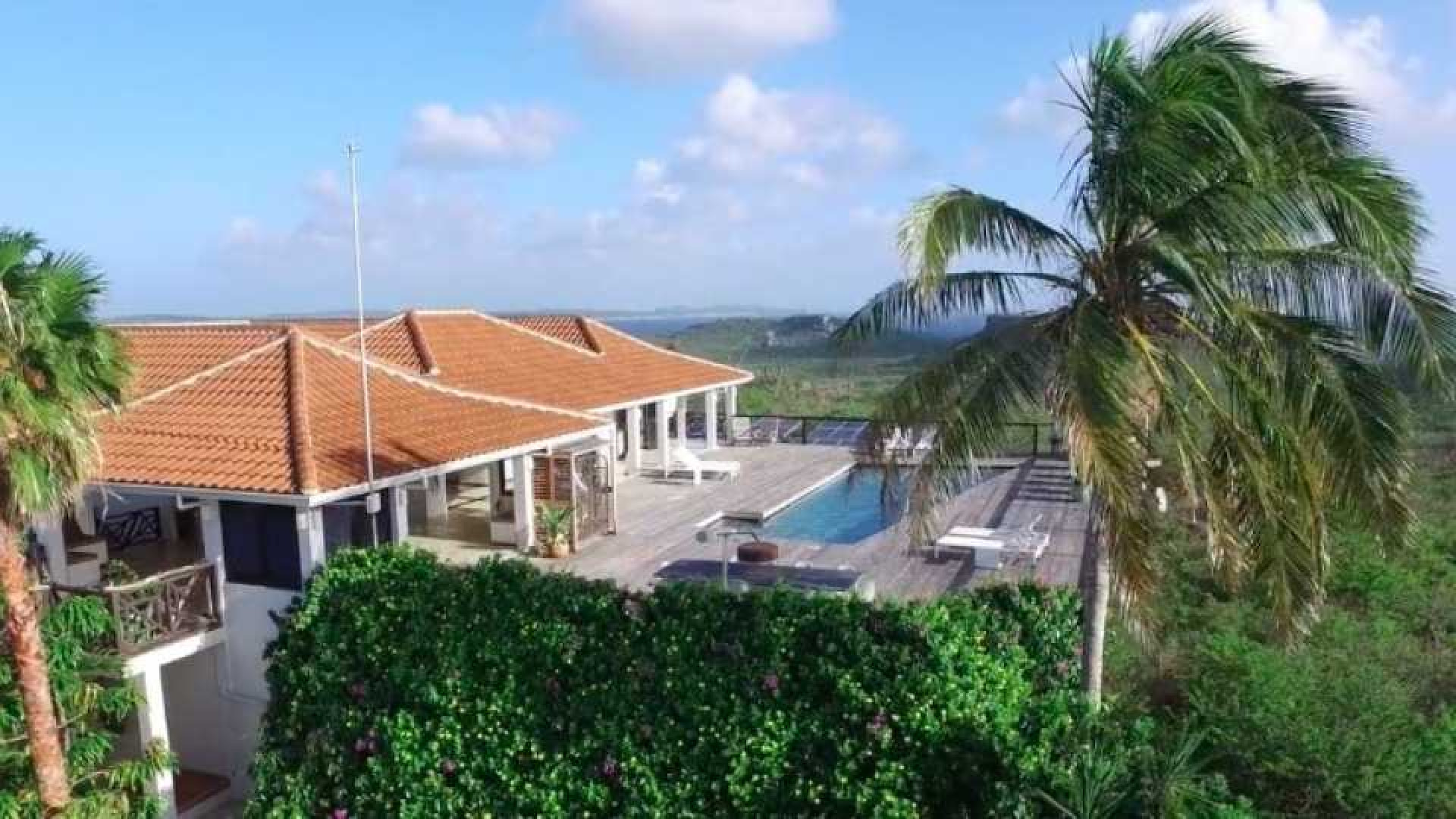 Barry Hay zet zijn miljoenenvilla op Curacao te koop. Zie foto's