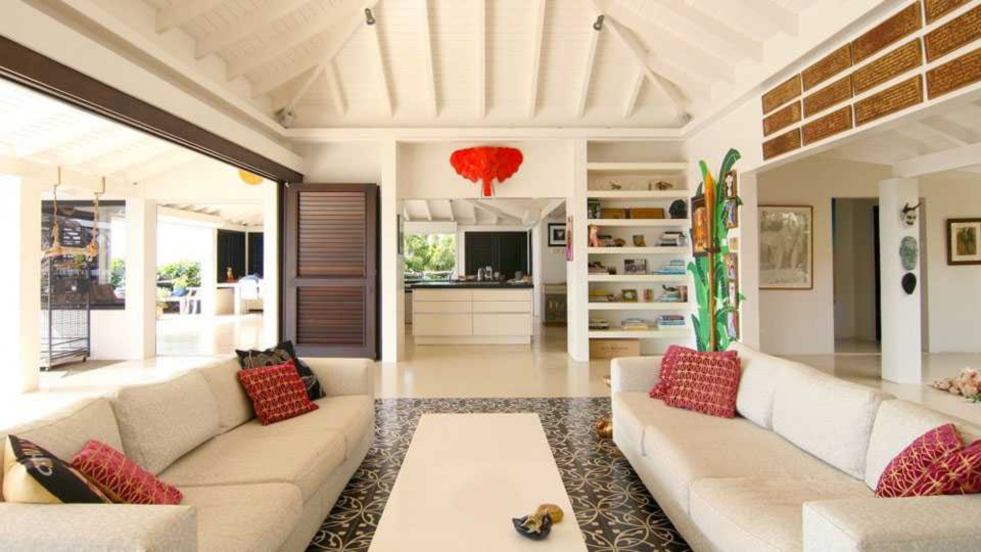 Barry Hay verlaagt vraagprijs van zijn miljoenen villa op Curacao. Zie foto's