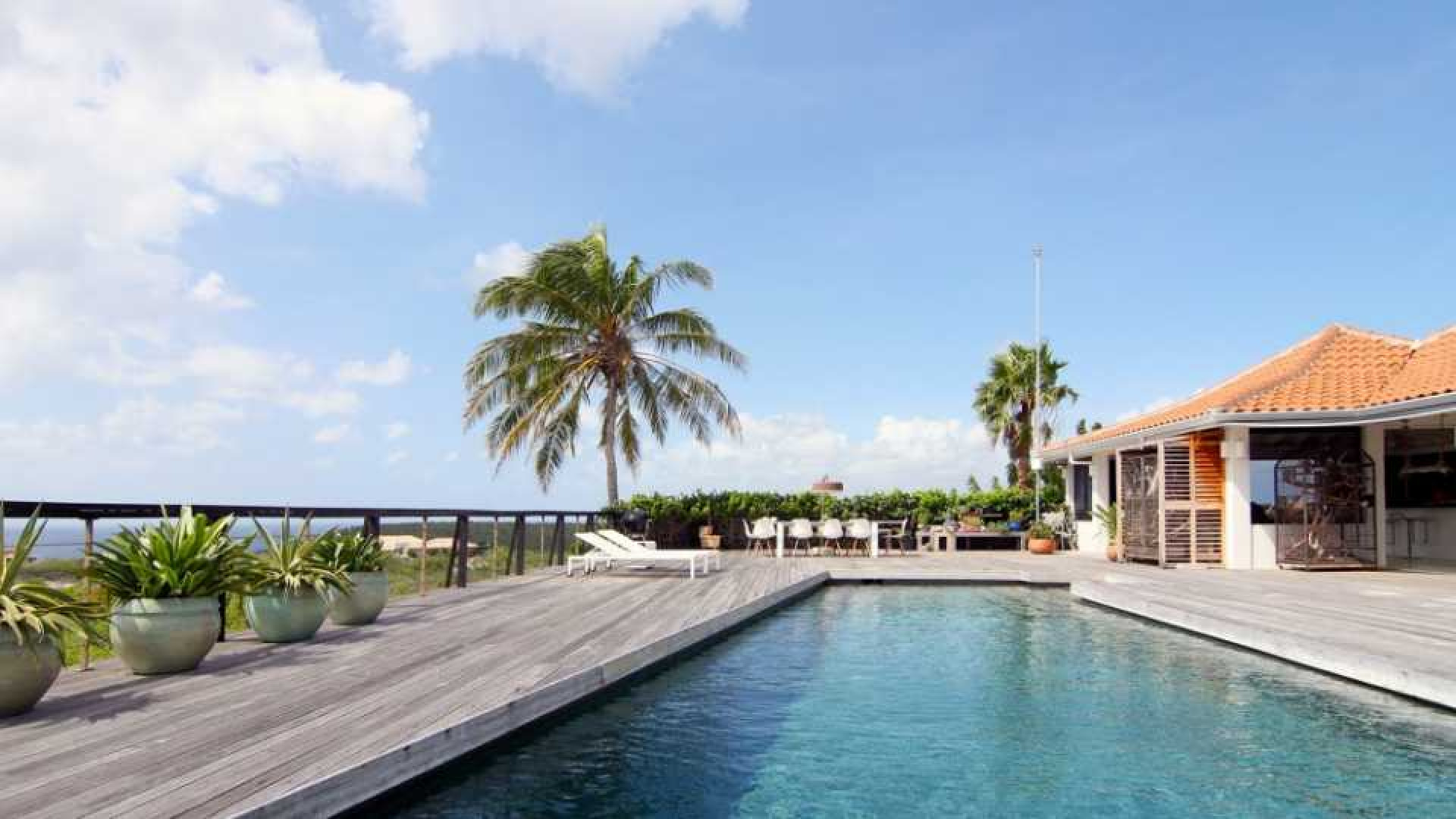 Barry Hay verlaagt vraagprijs van zijn miljoenen villa op Curacao. Zie foto's