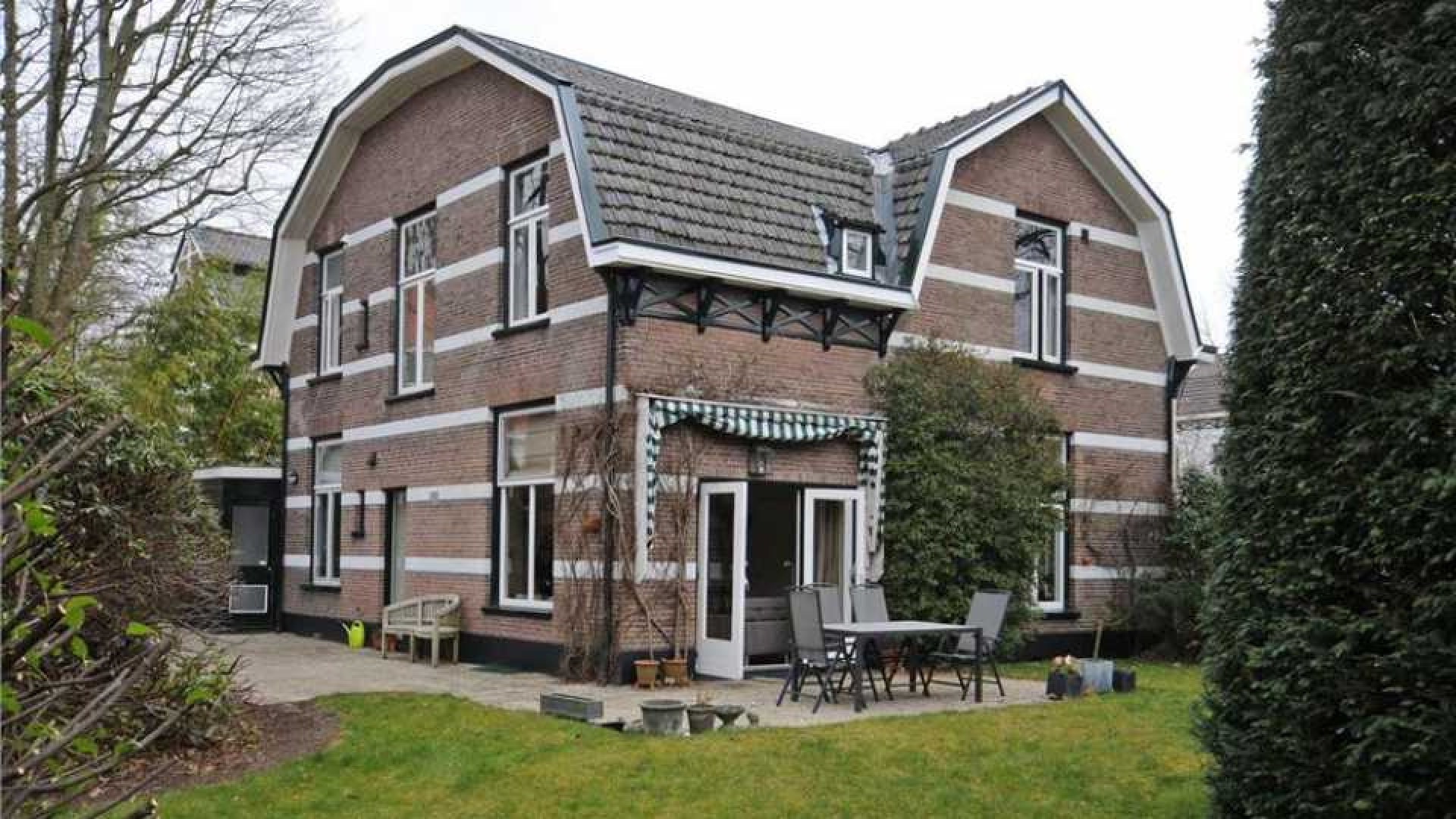 Frits Sissing koopt vrijstaande villa in het Gooi. Zie foto's 13