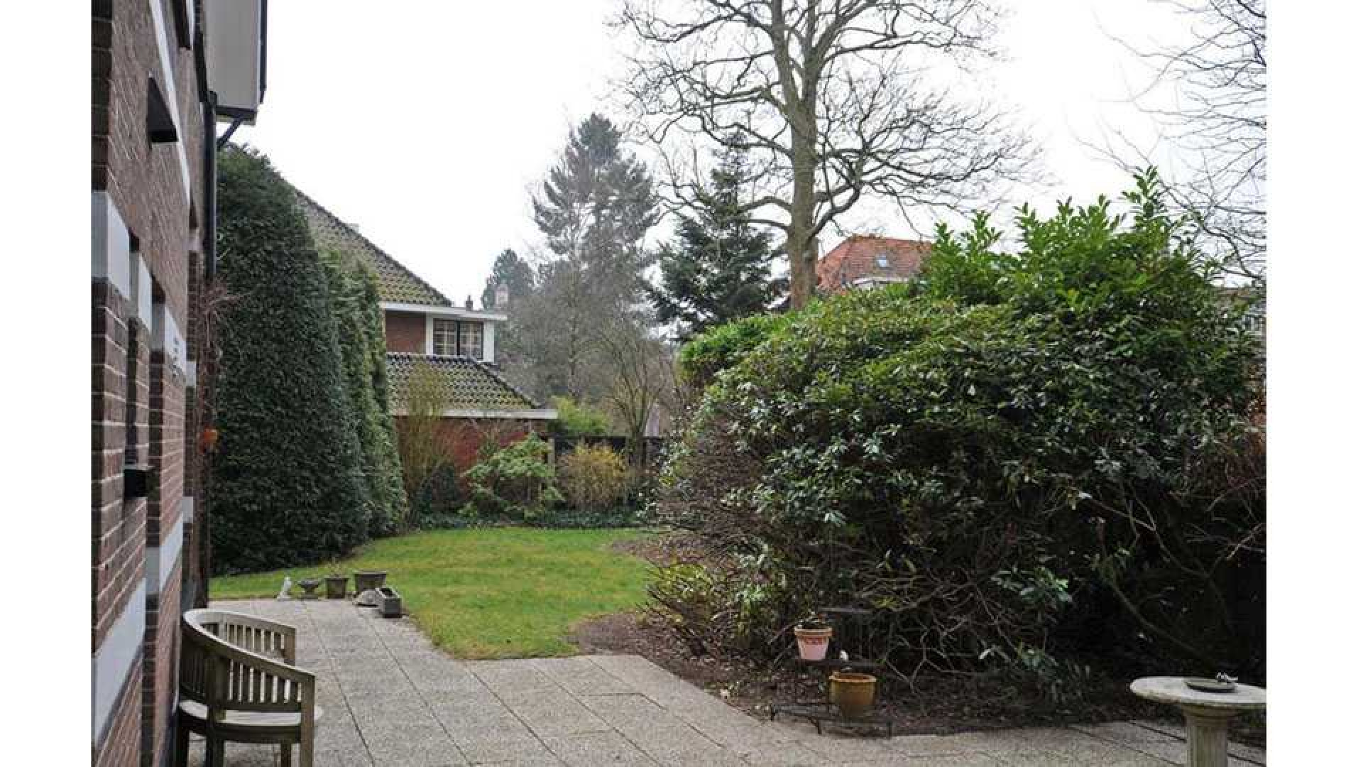 Frits Sissing koopt vrijstaande villa in het Gooi. Zie foto's 15