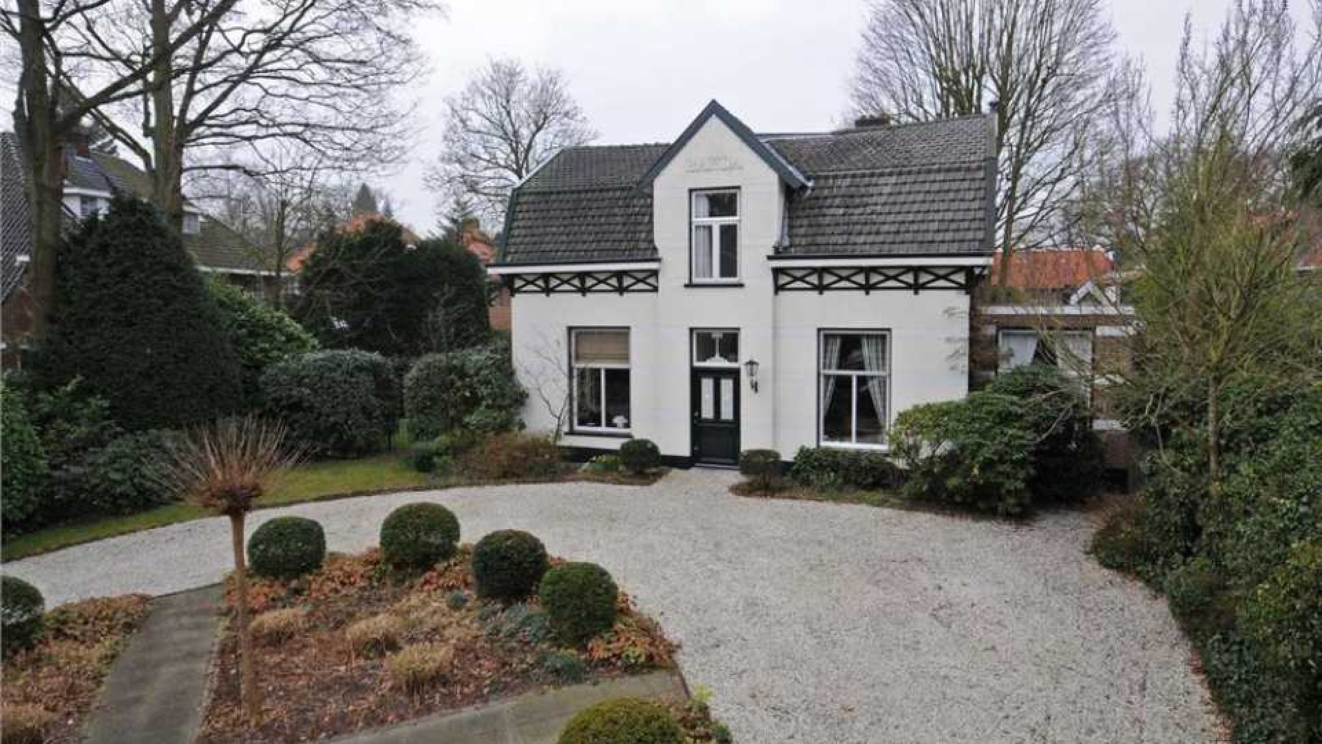 Frits Sissing koopt vrijstaande villa in het Gooi. Zie foto's 16