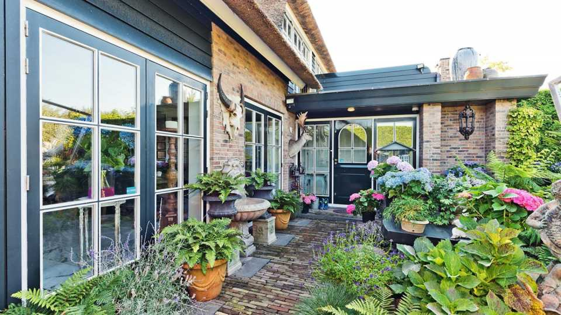 Gerard Joling zet zijn villa te koop. Zie foto's 6