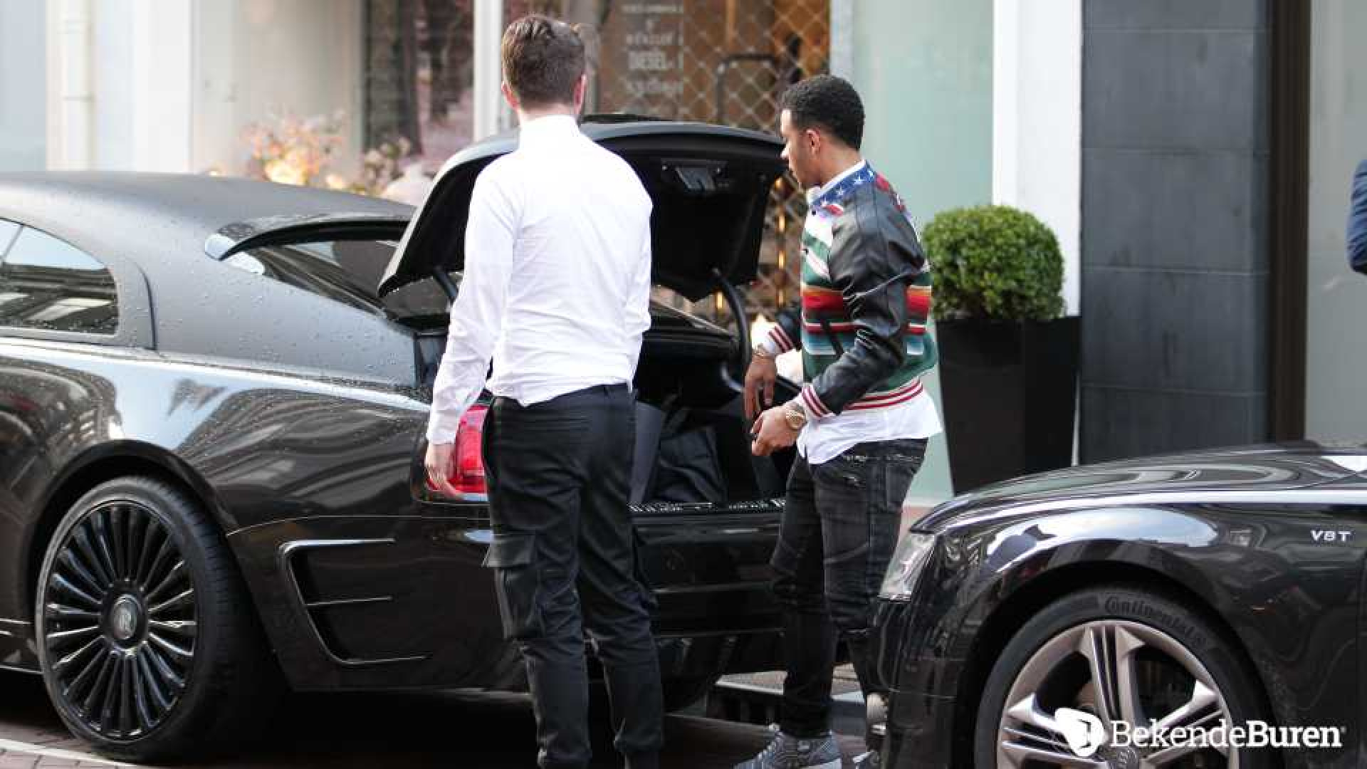 Dit is de Rolls Royce waar Memphis Depay boodschappen mee doet. Zie foto's 1