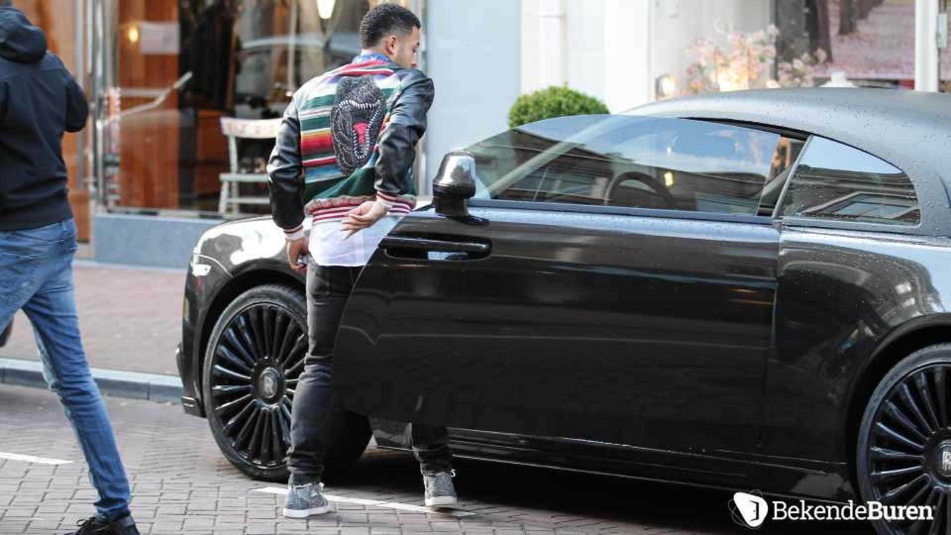 Dit is de Rolls Royce waar Memphis Depay boodschappen mee doet. Zie foto's 2