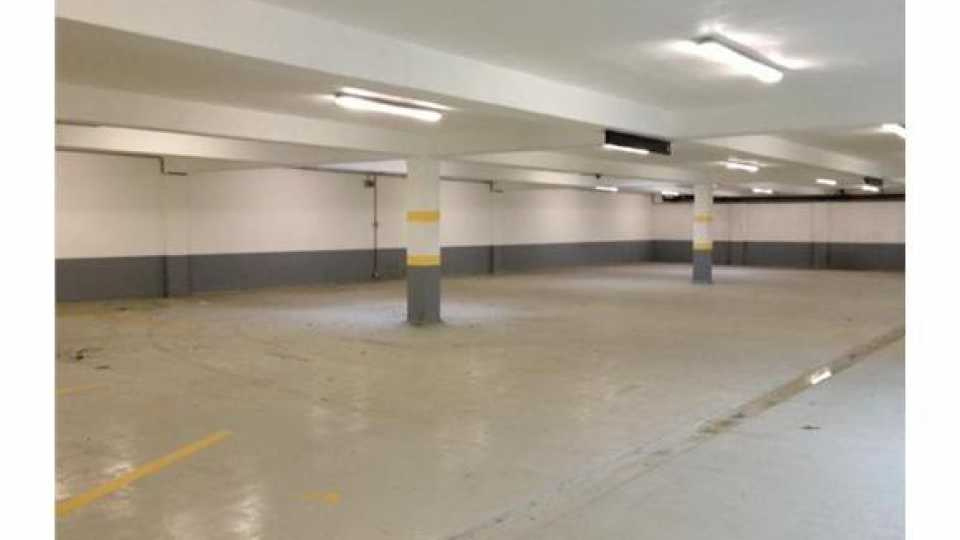 Lieke van Lexmond koopt voor tienduizenden euro's eigen parkeerplaats. Zie foto's