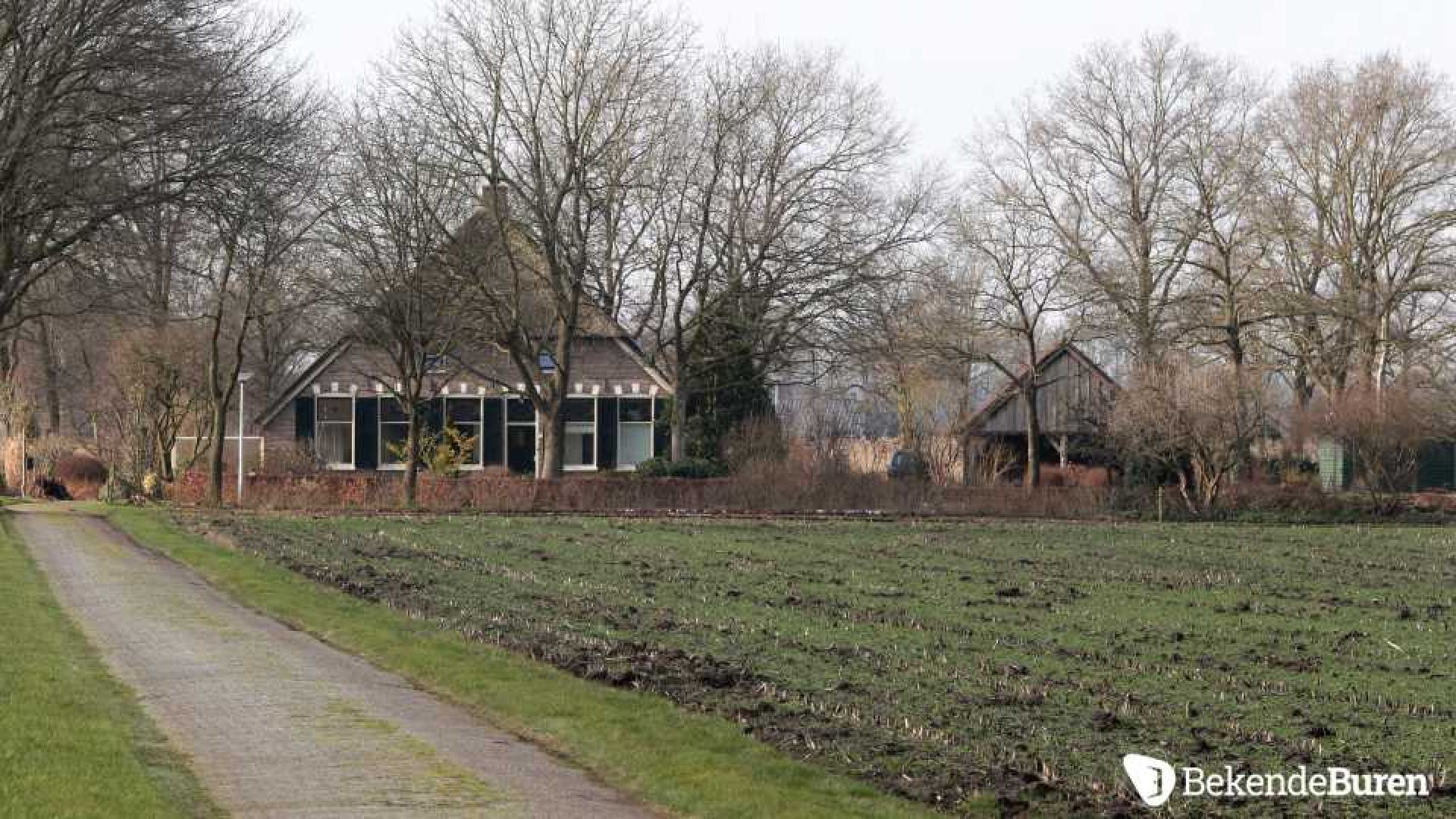 Memphis Depay koopt luxe woonboerderij voor zijn moeder. Zie foto's 1