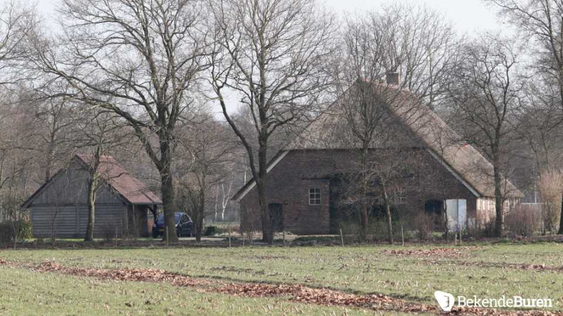 Memphis Depay koopt luxe woonboerderij voor zijn moeder. Zie foto's 10