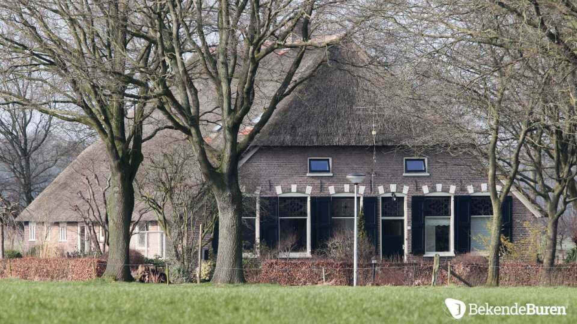 Memphis Depay koopt luxe woonboerderij voor zijn moeder. Zie foto's 2