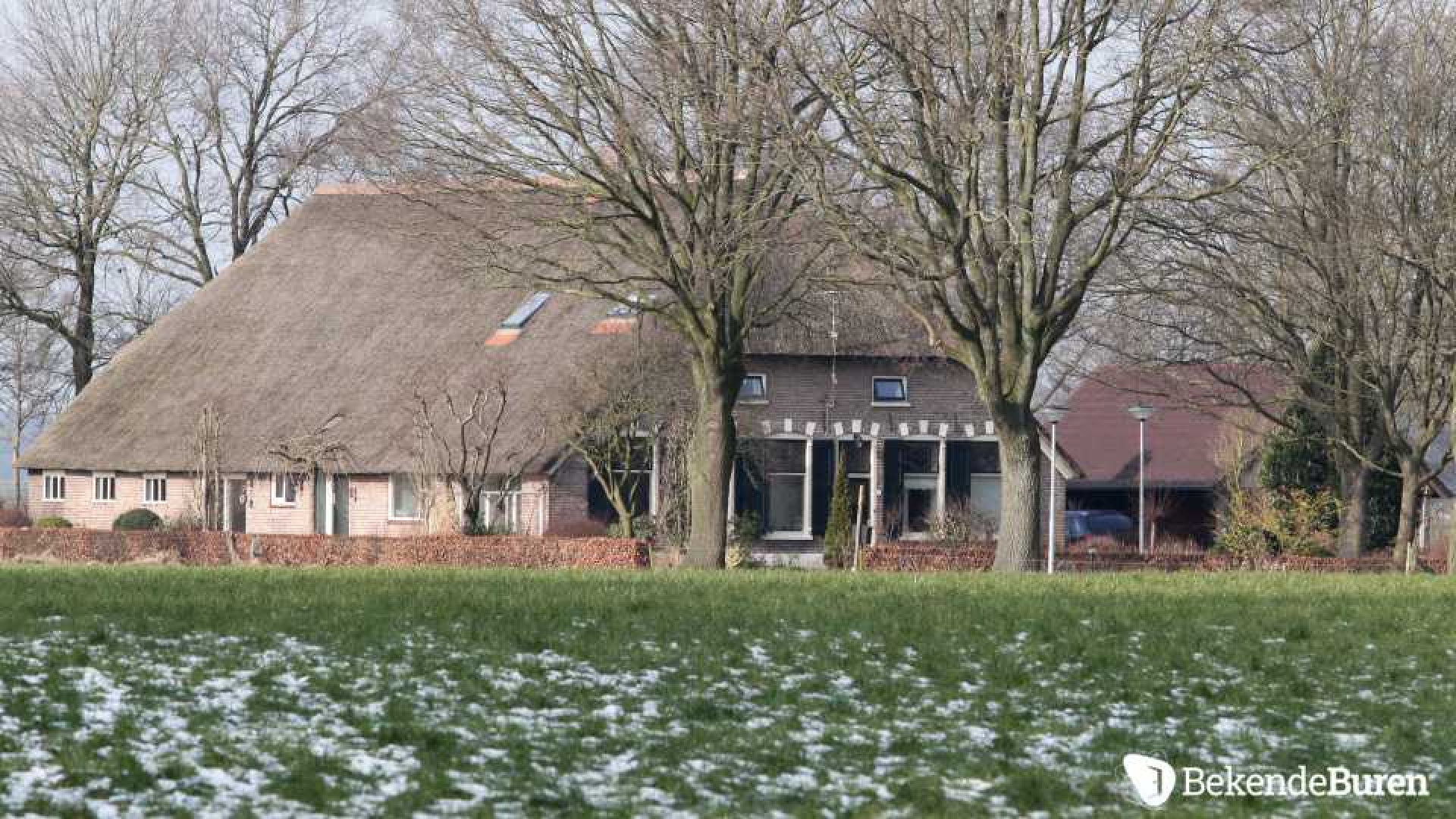 Memphis Depay koopt luxe woonboerderij voor zijn moeder. Zie foto's 3