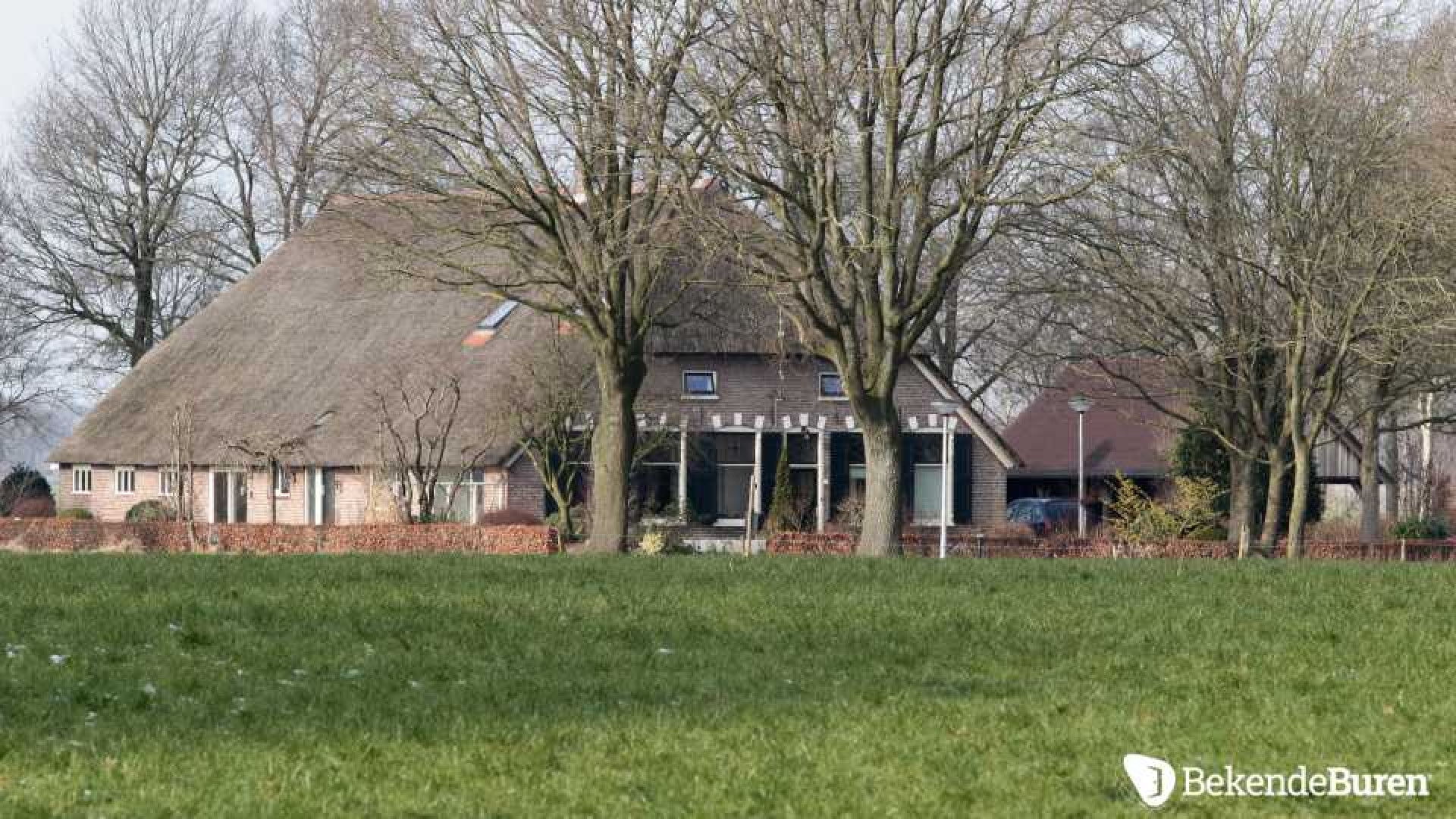 Memphis Depay koopt luxe woonboerderij voor zijn moeder. Zie foto's 4