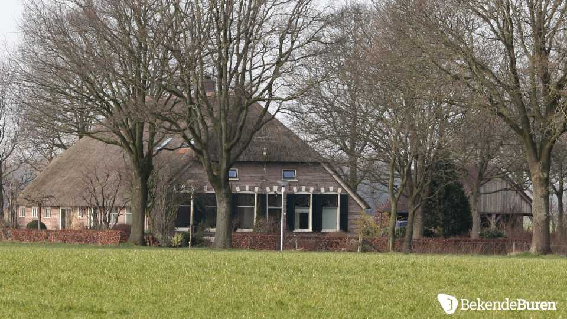 Memphis Depay koopt luxe woonboerderij voor zijn moeder. Zie foto's 5