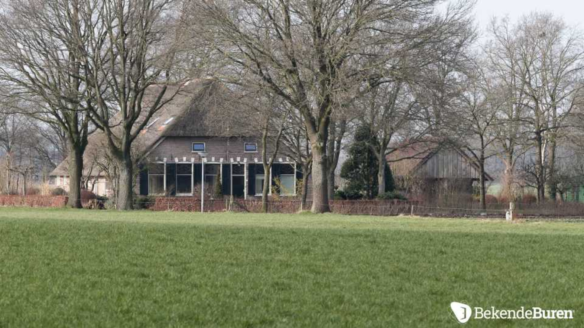 Memphis Depay koopt luxe woonboerderij voor zijn moeder. Zie foto's 6