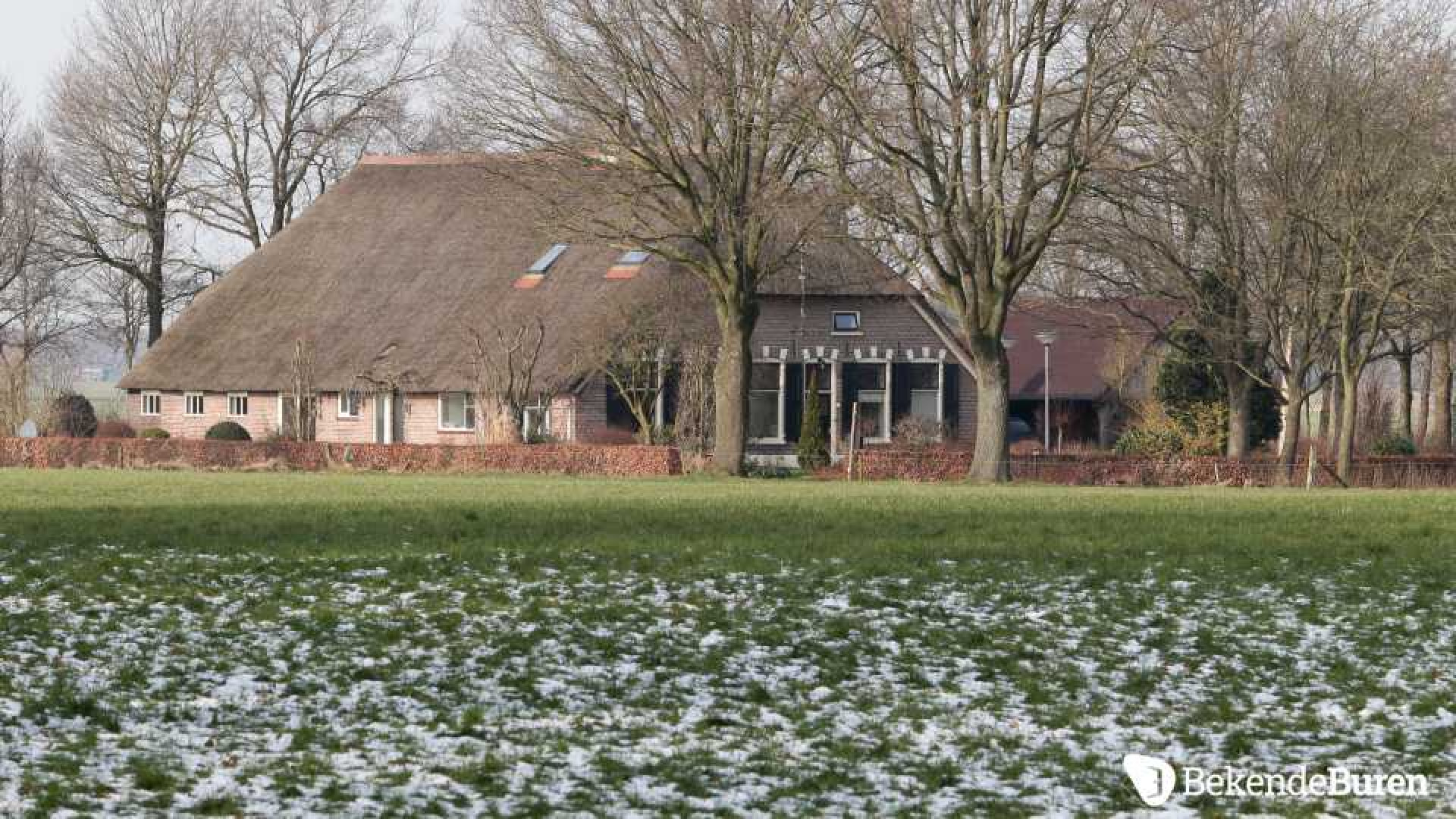 Memphis Depay koopt luxe woonboerderij voor zijn moeder. Zie foto's 7