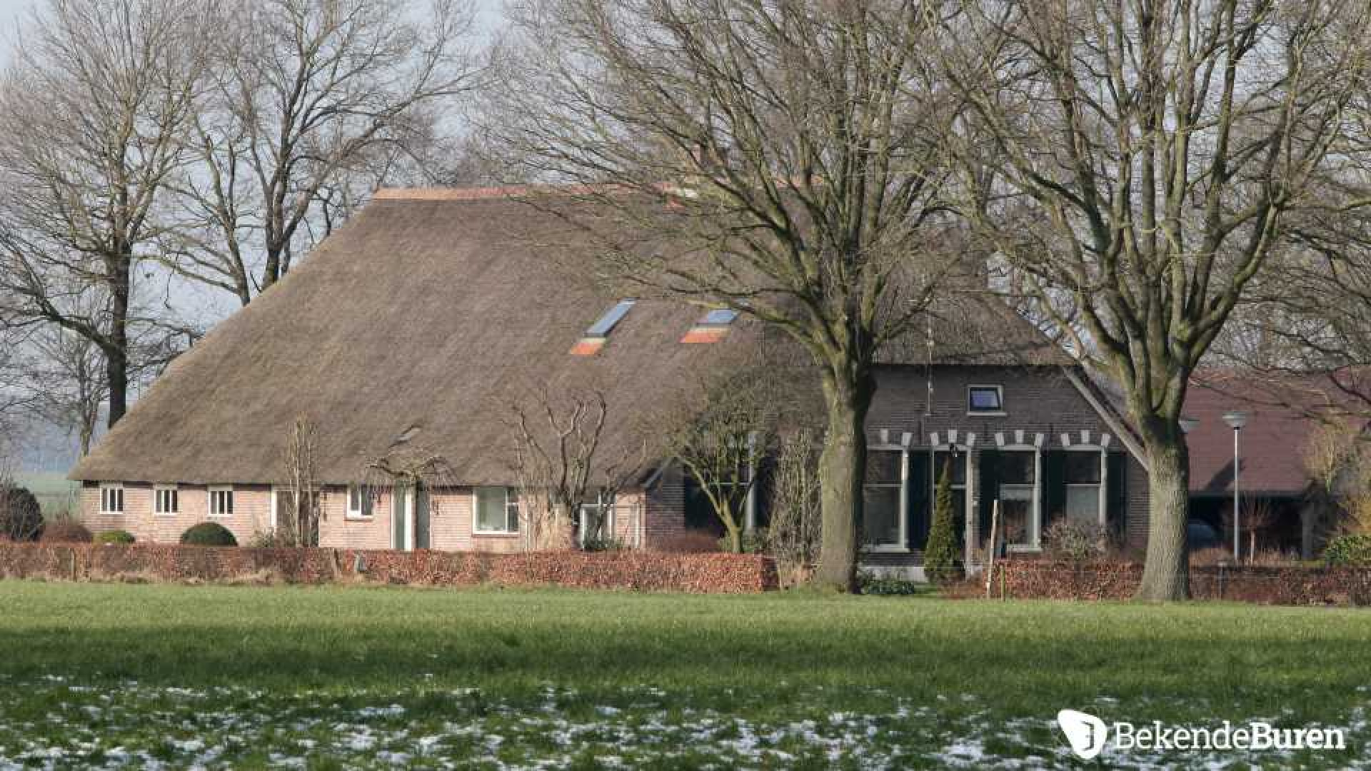 Memphis Depay koopt luxe woonboerderij voor zijn moeder. Zie foto's 8