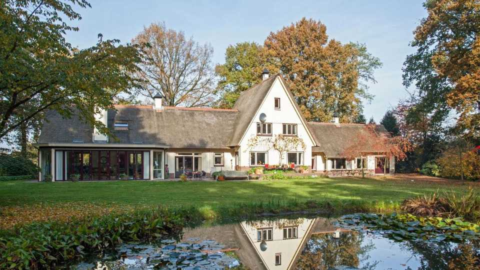 Oud PvdA coryfee Marcel van Dam zet zijn miljoenen landhuis te koop. Zie foto's 2